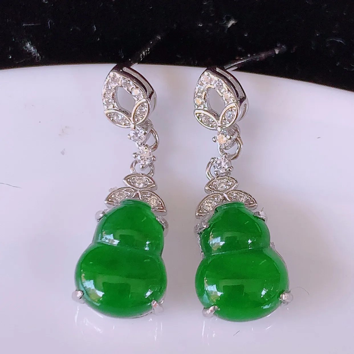 冰透满绿翡翠925银镶嵌葫芦耳坠，自然光实拍，翠色灵动，颜色漂亮，种老水足，品相佳，佩戴佳品！#97.18整体22*7.5*5裸石10*7.5