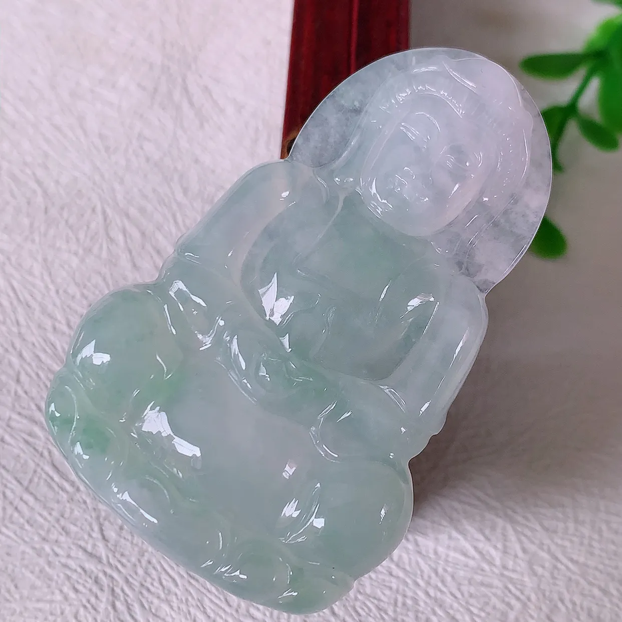 自然光实拍，冰种飘花翡翠观音菩萨吊坠，赐福观音，玉润通透，慈祥端庄！#46.18