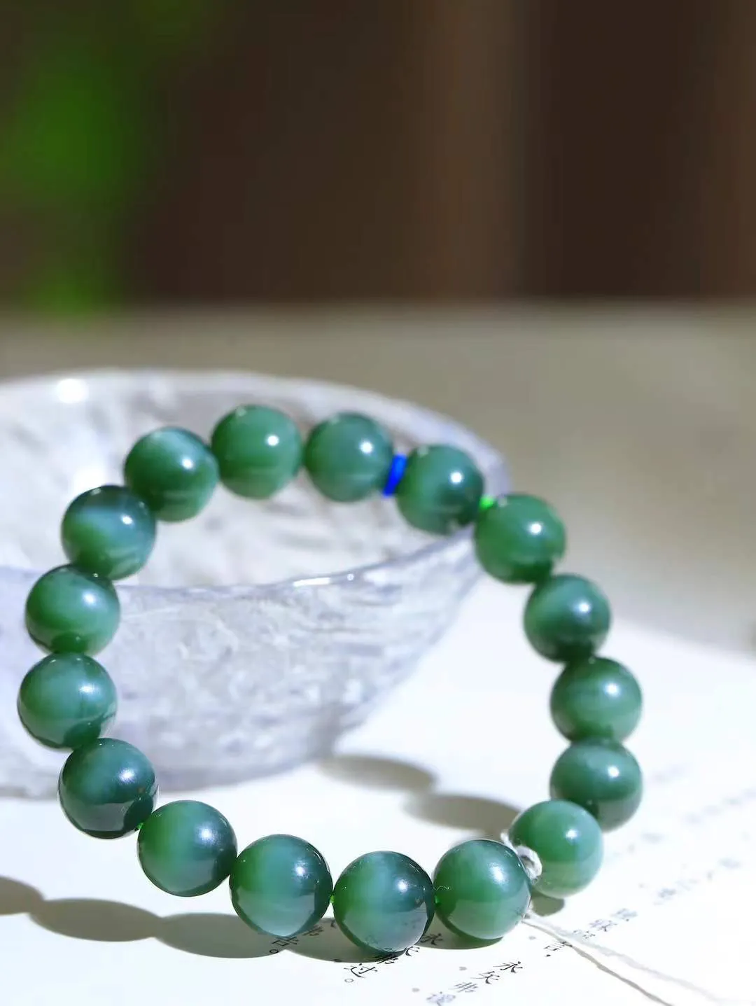 【珠圆玉润.手串】

精品和田玉碧玉猫眼珠圆玉润手串 玉质温润细腻  整串打磨圆润，佩戴舒适。珠珠落玉盘，间关莺语花底滑，一生美好时光，无论身在何处，都有它相伴相守。事事顺遂，幸福美满，吉祥如意。重45.27克 尺寸取一11.8mm FDL-161201913