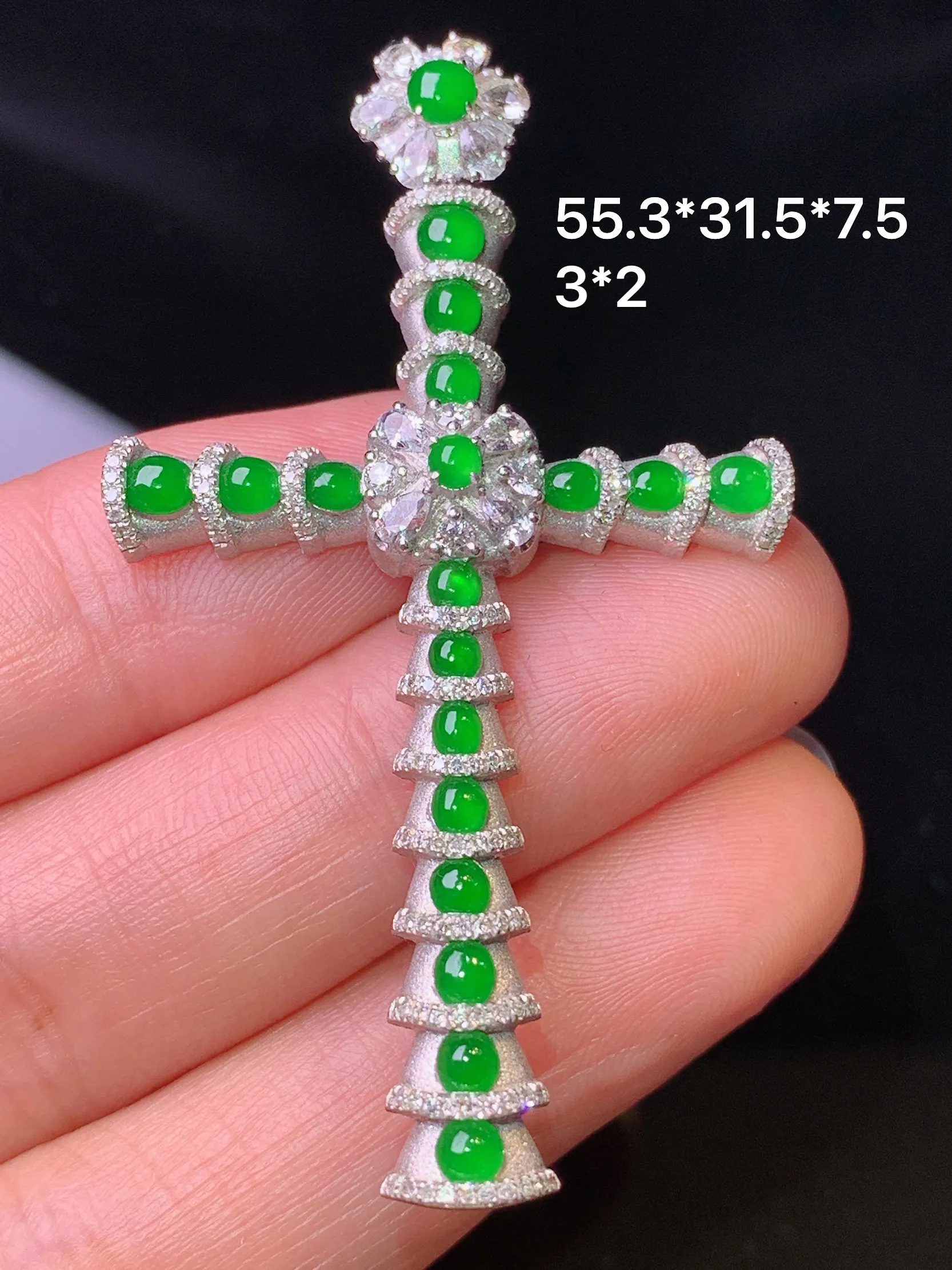 18k金钻镶嵌满绿蛋面十字架吊坠 玉质细腻 色泽清新艳丽 整体尺寸55.3*31.5*7.5