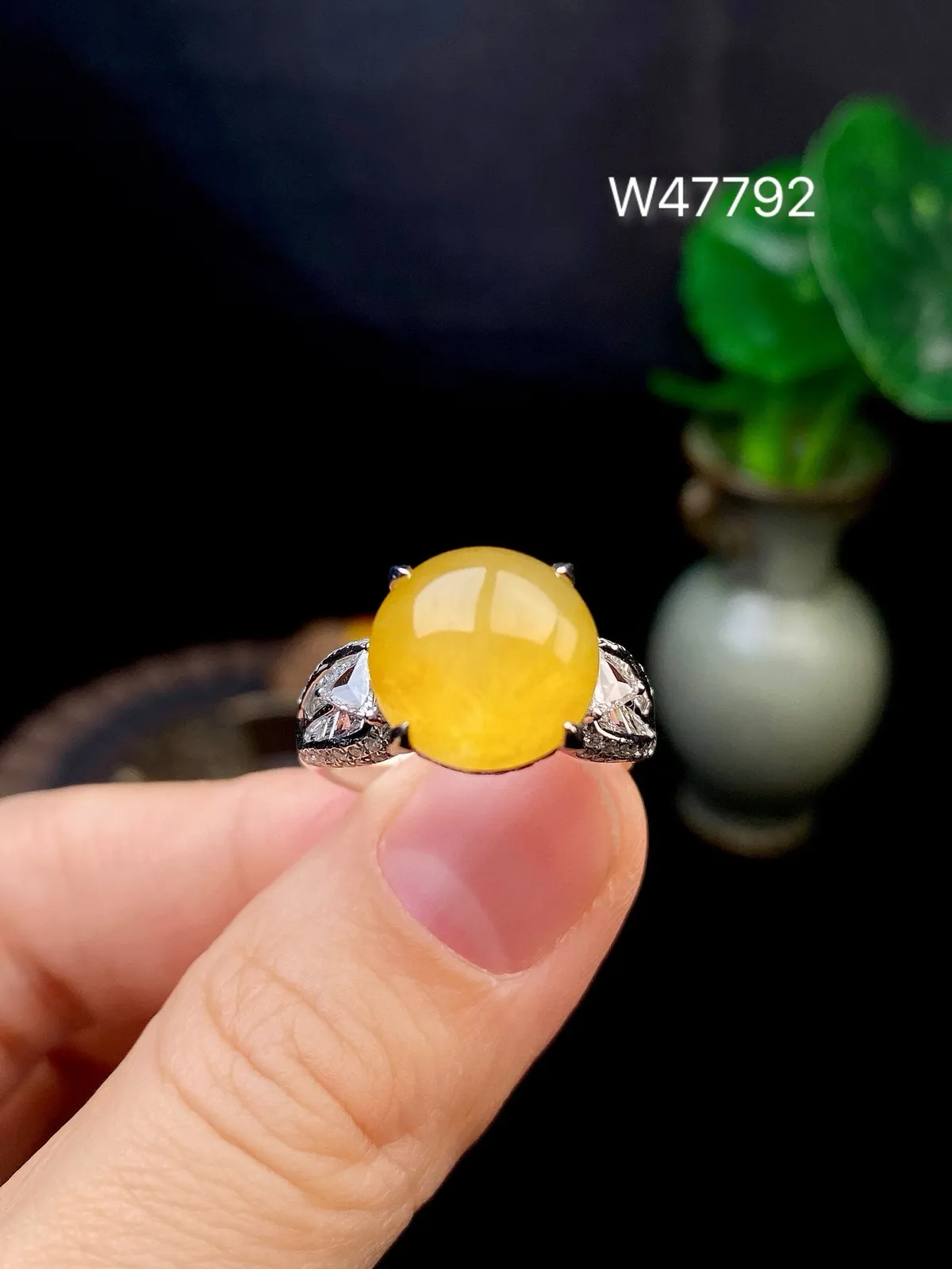 【冰种黄蛋戒指】种水上乘，晶莹剔透，纯净通透，18k金钻精美镶嵌，裸石尺寸11.2*6毫米，圈口可改