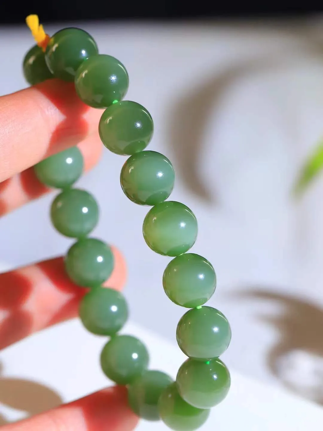 【珠圆玉润.手串】

收藏级和田玉碧玉猫眼珠圆玉润手串 玉质温润细腻  整串打磨圆润，佩戴舒适。珠珠落玉盘，间关莺语花底滑，一生美好时光，无论身在何处，都有它相伴相守。事事顺遂，幸福美满，吉祥如意。重47克 尺寸取一12mm  FDA-221251933