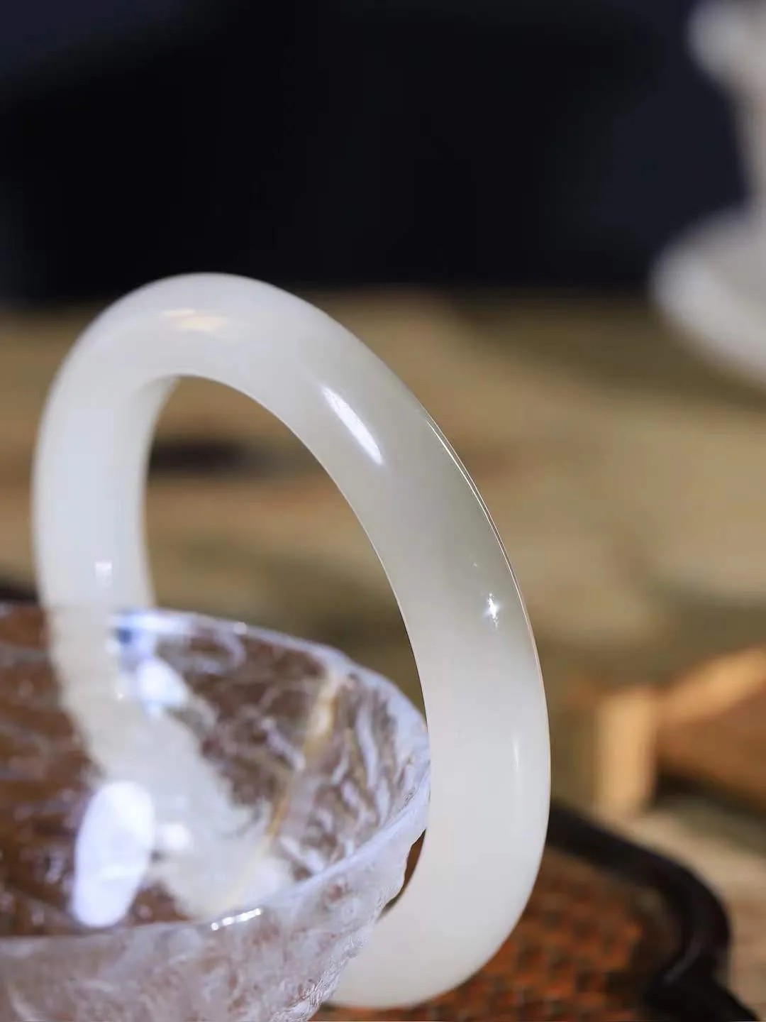 【花样年华·手镯】

精品和田玉白玉烟灰双色手镯，质地油润细腻，色泽高贵典雅，镯型古朴典雅。在诗情画意的雨巷相遇，你是我腕间的一抹风情，有你眸有深情，清风荡漾湖间静水，我愿俯身低眉，在烟波涟漪处，寻你深情倩影。内径60.5mm尺寸12-10.7mm 重66克fDA-781271924