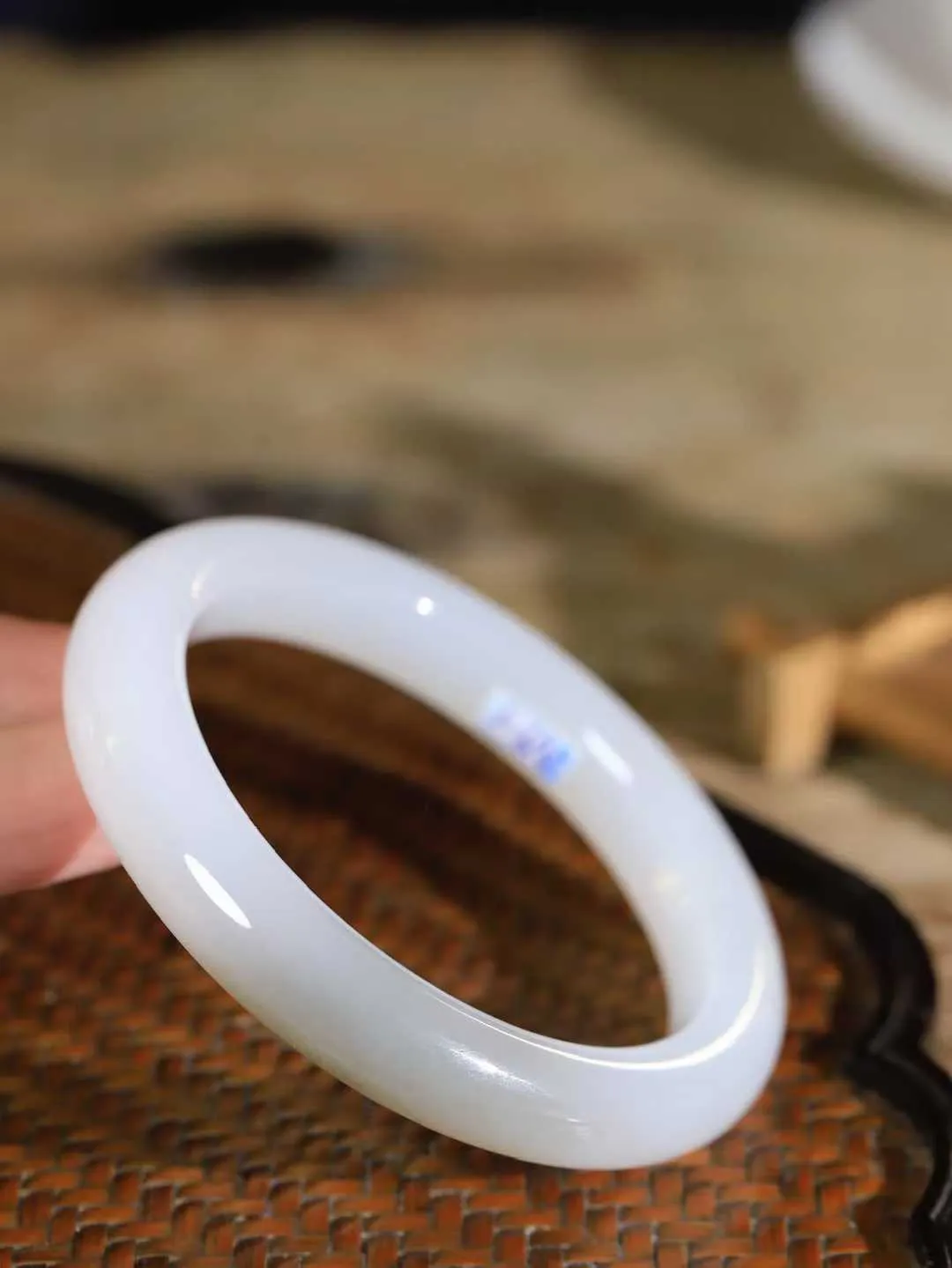 【花样年华·手镯】

精品和田玉白玉烟灰双色手镯，质地油润细腻，色泽高贵典雅，镯型古朴典雅。在诗情画意的雨巷相遇，你是我腕间的一抹风情，有你眸有深情，清风荡漾湖间静水，我愿俯身低眉，在烟波涟漪处，寻你深情倩影。内径60.5mm尺寸12-10.7mm 重66克fDA-781271924