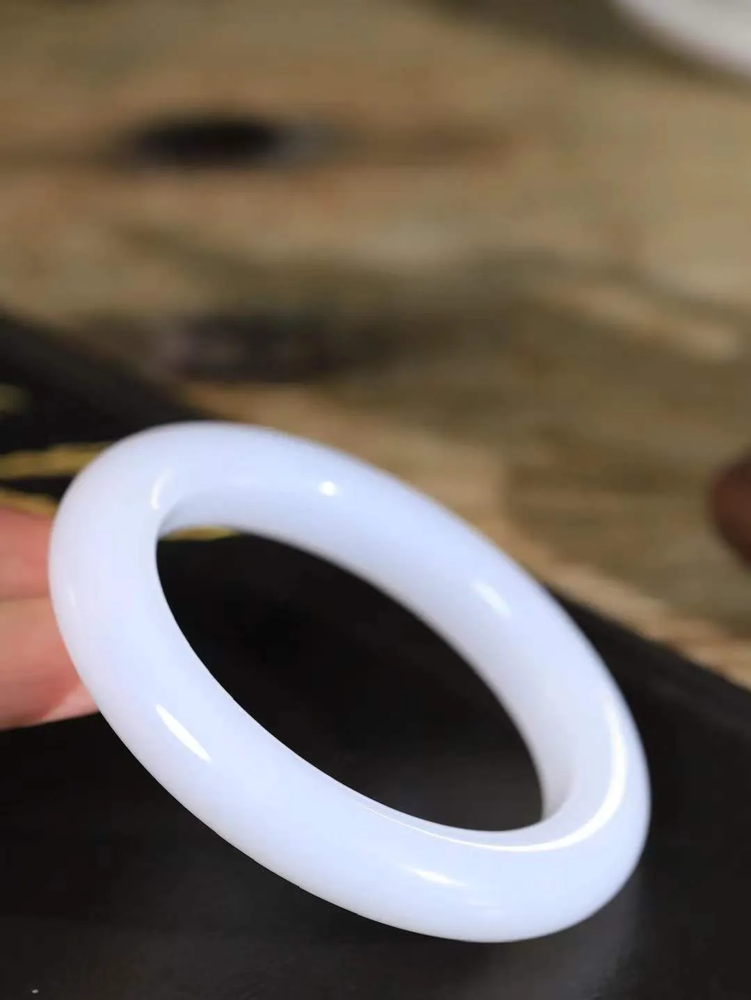 【婉约佳人.手镯】

收藏级臻品️和田玉白玉手镯 玉质温润细腻 油性十足 手感舒适，高华雅逸，线条流畅，简约大气，美自天成，素雅高贵。佩戴于腕间，婉约之美，举手投足间透出那份低调奢华。重85.2克 内径60.5mm  尺寸12.5-12.2mm   FDA-781201933