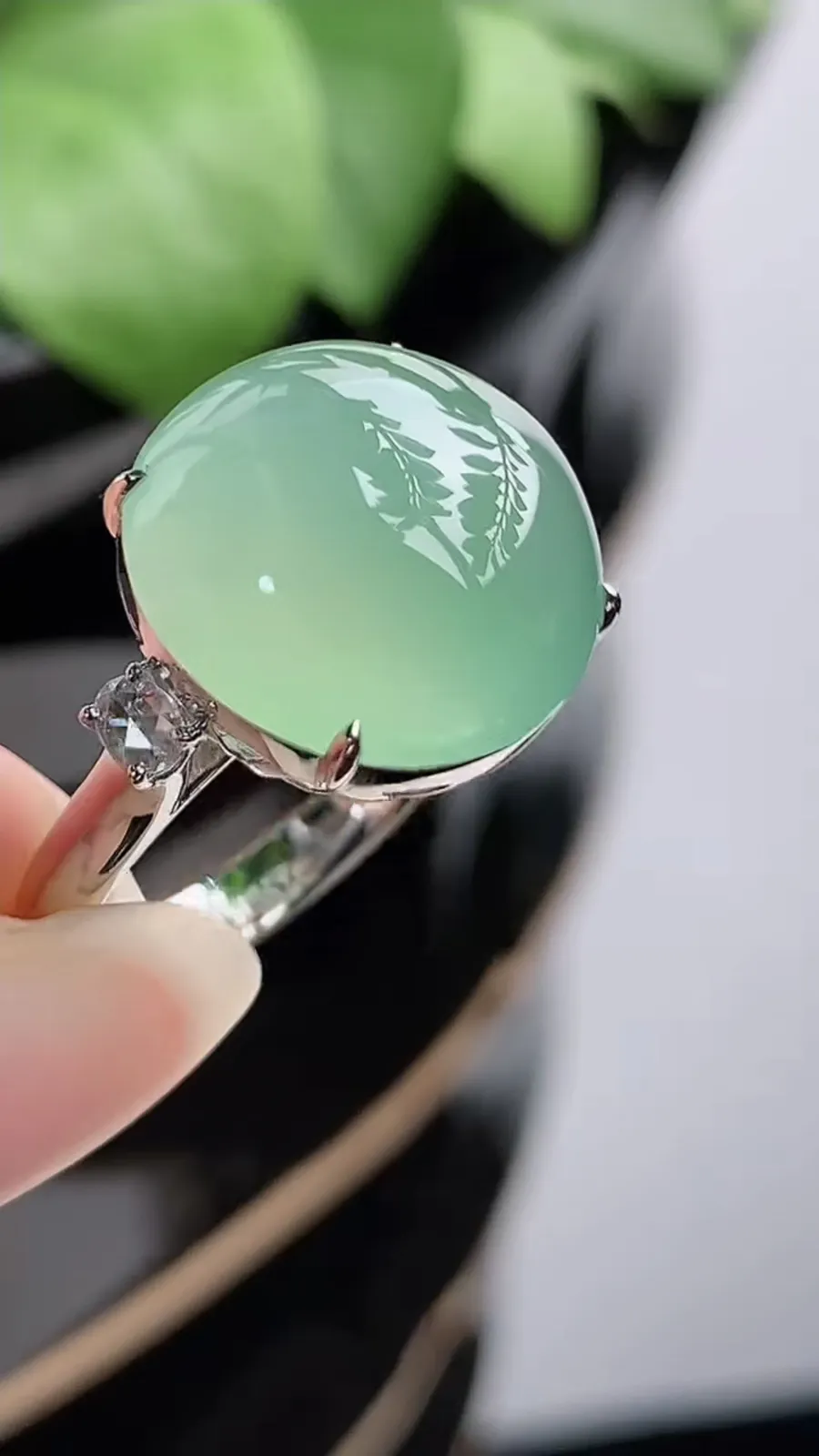 a货翡翠冰种18K金伴钻镶嵌甜绿蛋面戒指 圈口18裸石尺寸16mm 重量7.15g 1216