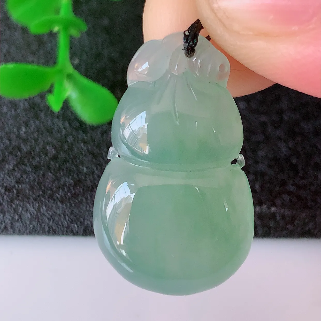 自然光实拍，冰种翡翠葫芦吊坠，葫芦寓意福禄双全，财源滚滚，饱满，清新脱俗，佩戴效果优雅迷人！#57.18