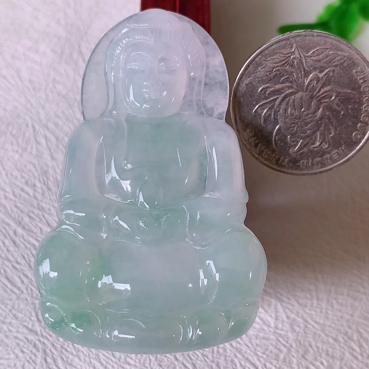 自然光实拍，冰种飘花翡翠观音菩萨吊坠，赐福观音，玉润通透，慈祥端庄！#46.18
