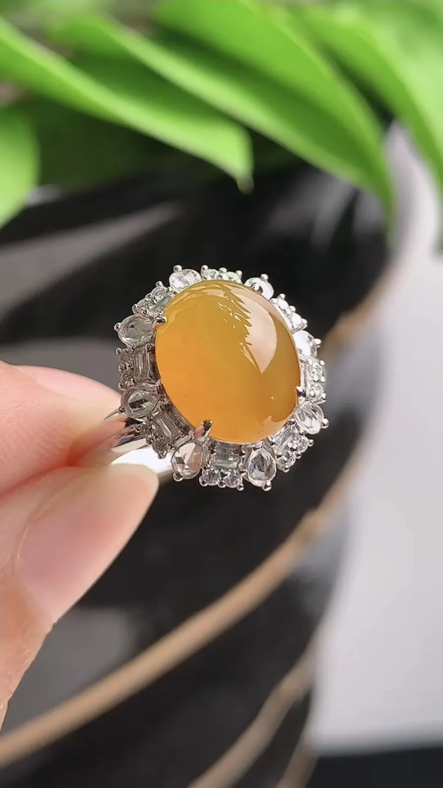 a货翡翠老坑冰种18K金伴钻镶嵌黄翡蛋面戒指 圈口17.6裸石尺寸10.7×8.7mm 重量4.08