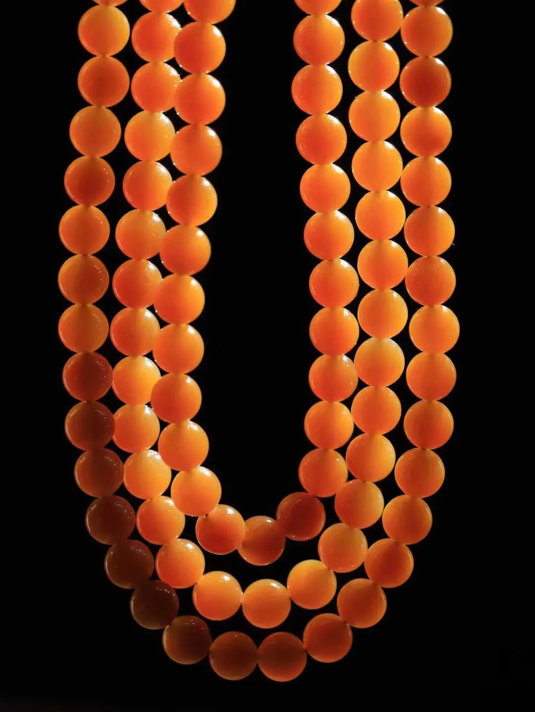 【珠圆玉润.项链】

收藏级臻品️和田玉糖玉珠圆玉润项链 玉质温润细腻  整串打磨圆润，佩戴舒适。珠珠落玉盘，间关莺语花底滑，一生美好时光，无论身在何处，都有它相伴相守。事事顺遂，幸福美满，吉祥如意。重85.2克 尺寸取一7.9mm  791251978A