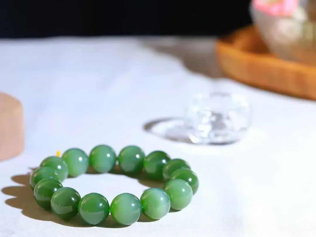 【珠圆玉润.手串】

收藏级和田玉碧玉猫眼珠圆玉润手串 玉质温润细腻  整串打磨圆润，佩戴舒适。珠