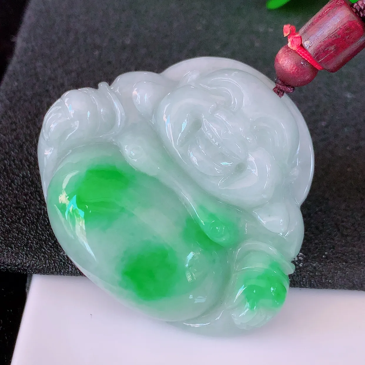自然光实拍，大件厚装冰润飘阳绿翡翠佛公吊坠，开心笑佛，种老水足，颜色漂亮，立体饱满圆润， 佩戴效果赞