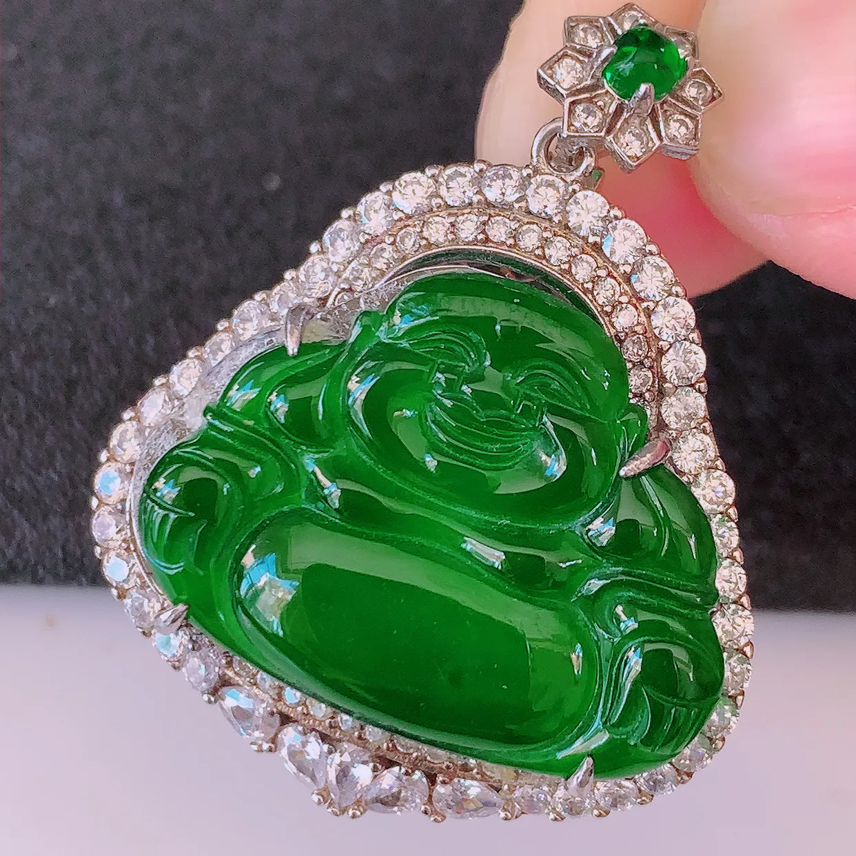 冰透满绿翡翠925银镶嵌佛公吊坠，自然光实拍，翠色灵动，颜色漂亮，种老水足，品相佳，佩戴佳品！#97.16整体34.5*27.5*10裸石24.2* 18.5