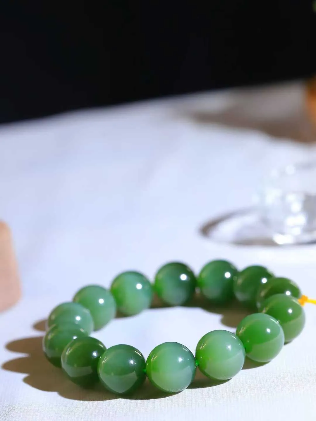 【珠圆玉润.手串】

收藏级和田玉碧玉猫眼珠圆玉润手串 玉质温润细腻  整串打磨圆润，佩戴舒适。珠