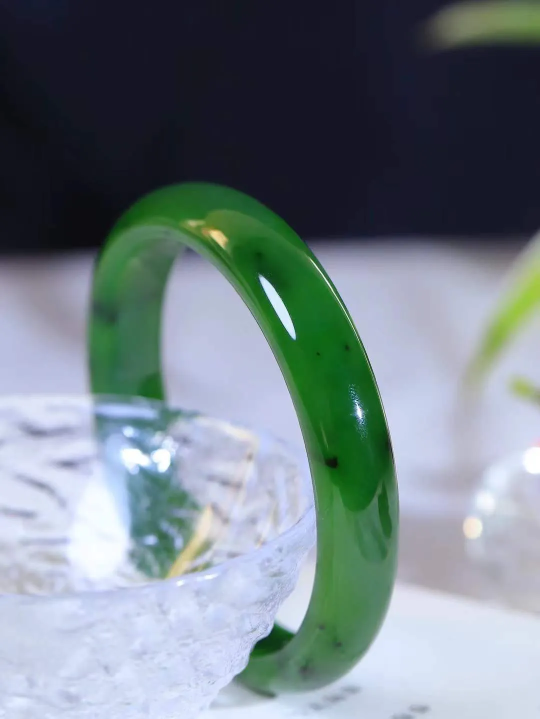 【温润如心.镯】

精品和田玉碧玉手镯，精选上等碧玉料，色泽清透，质地细腻。佩戴它，感受千年玉文化的温润与优雅，愿它为您带来平安与幸福。重48.7克  尺寸60-12-7.6mm  101201911A