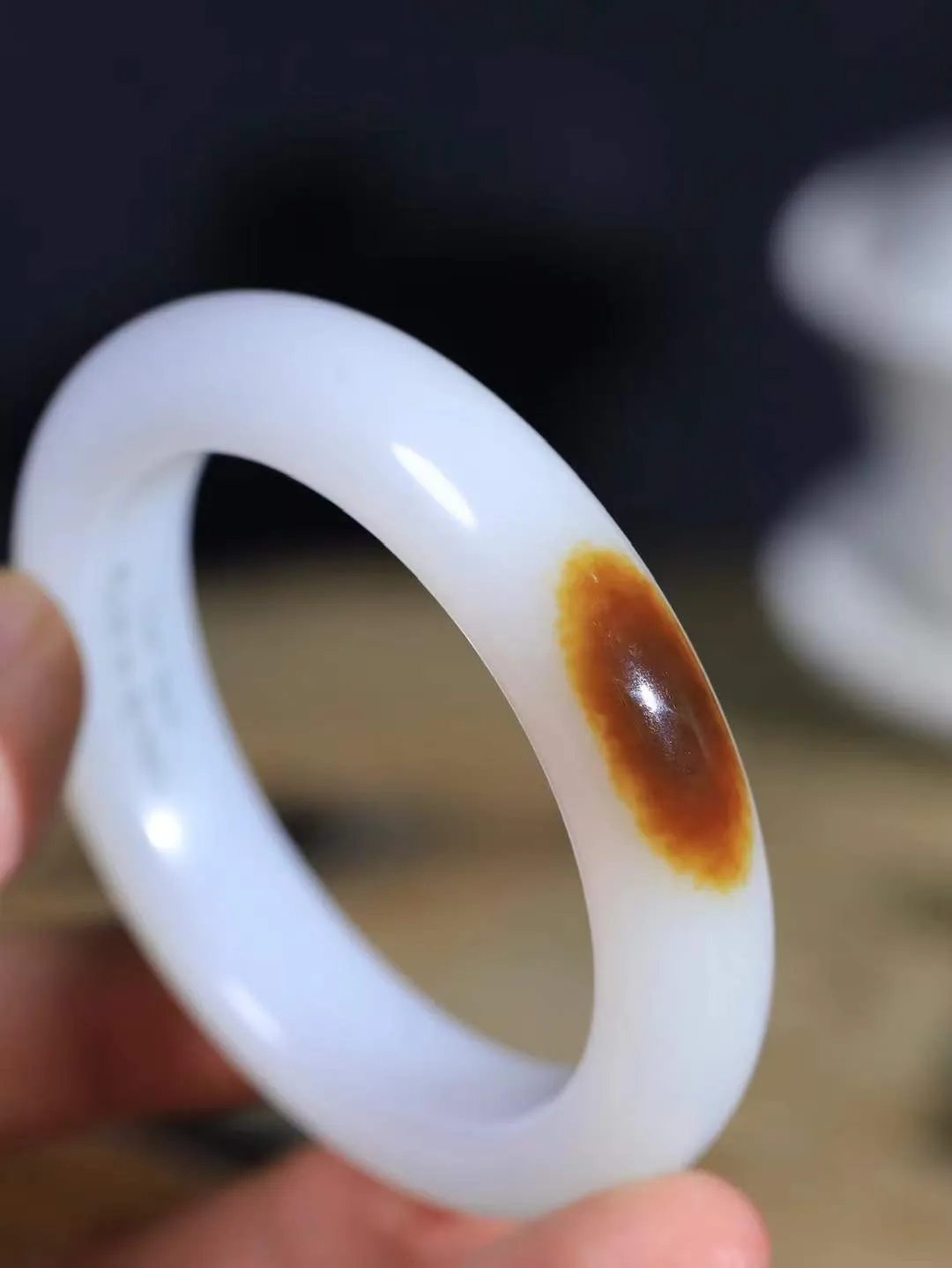 【暖玉生香·手镯】

典藏级和田玉糖白玉手镯，质地油润细腻，色泽高贵典雅，镯型古朴典雅。在诗情画意的雨巷相遇，你是我腕间的一抹风情，有你眸有深情，清风荡漾湖间静水，我愿俯身低眉，在烟波涟漪处，寻你深情倩影。内径55.5mm尺寸13.7-10mm重71.5克  691202058A