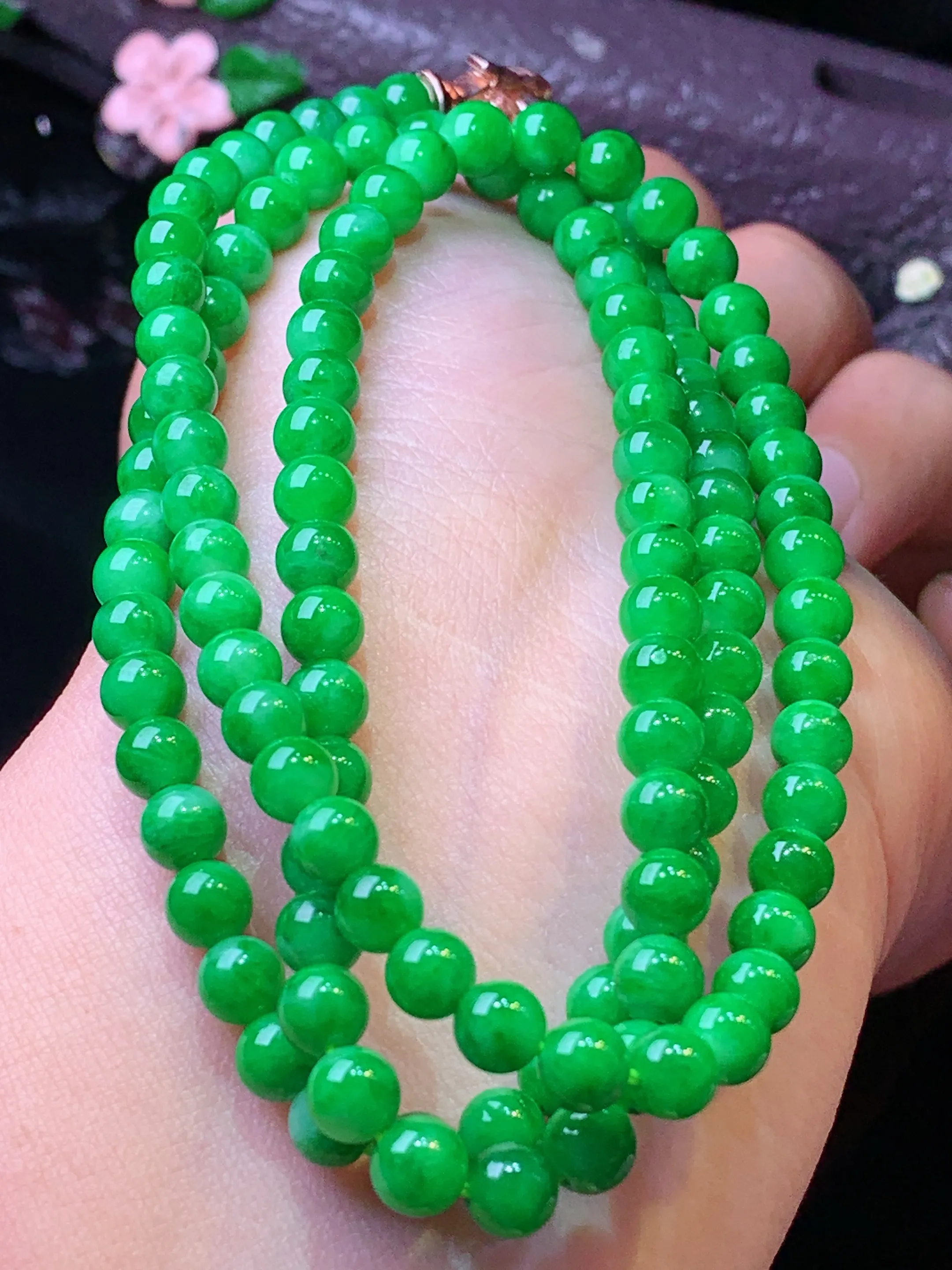 满绿圆珠项链 玉质细腻 色泽清新艳丽 整体尺寸5.2