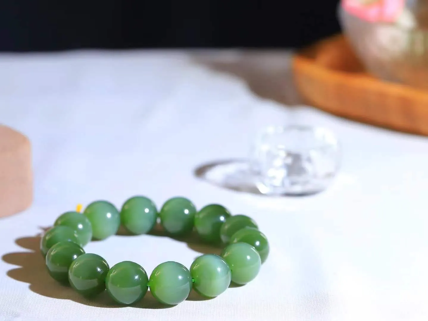 【珠圆玉润.手串】

收藏级和田玉碧玉猫眼珠圆玉润手串 玉质温润细腻  整串打磨圆润，佩戴舒适。珠