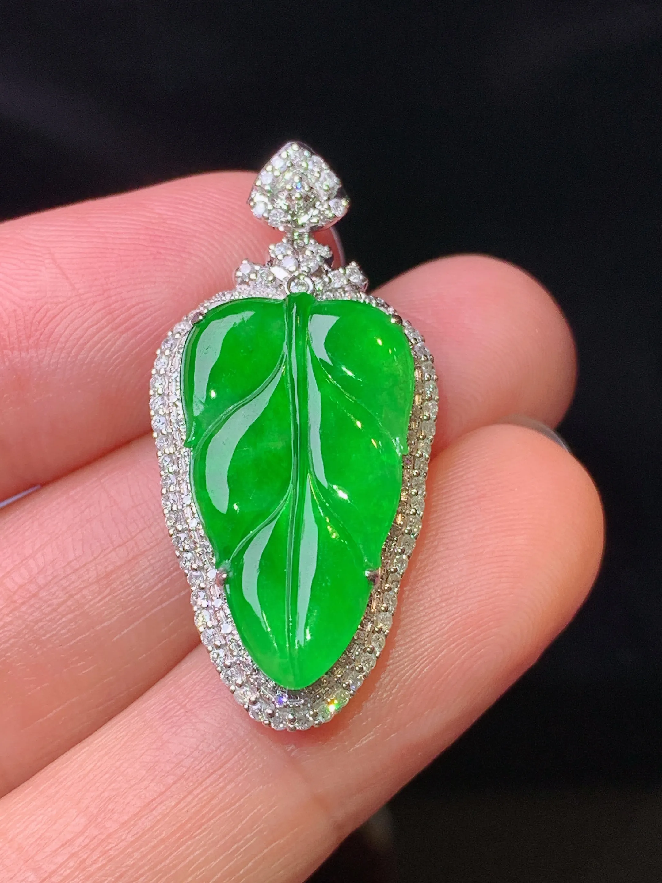 18k金钻镶嵌满绿树叶吊坠 玉质细腻 色泽清新艳丽 整体尺寸33.2*16*7