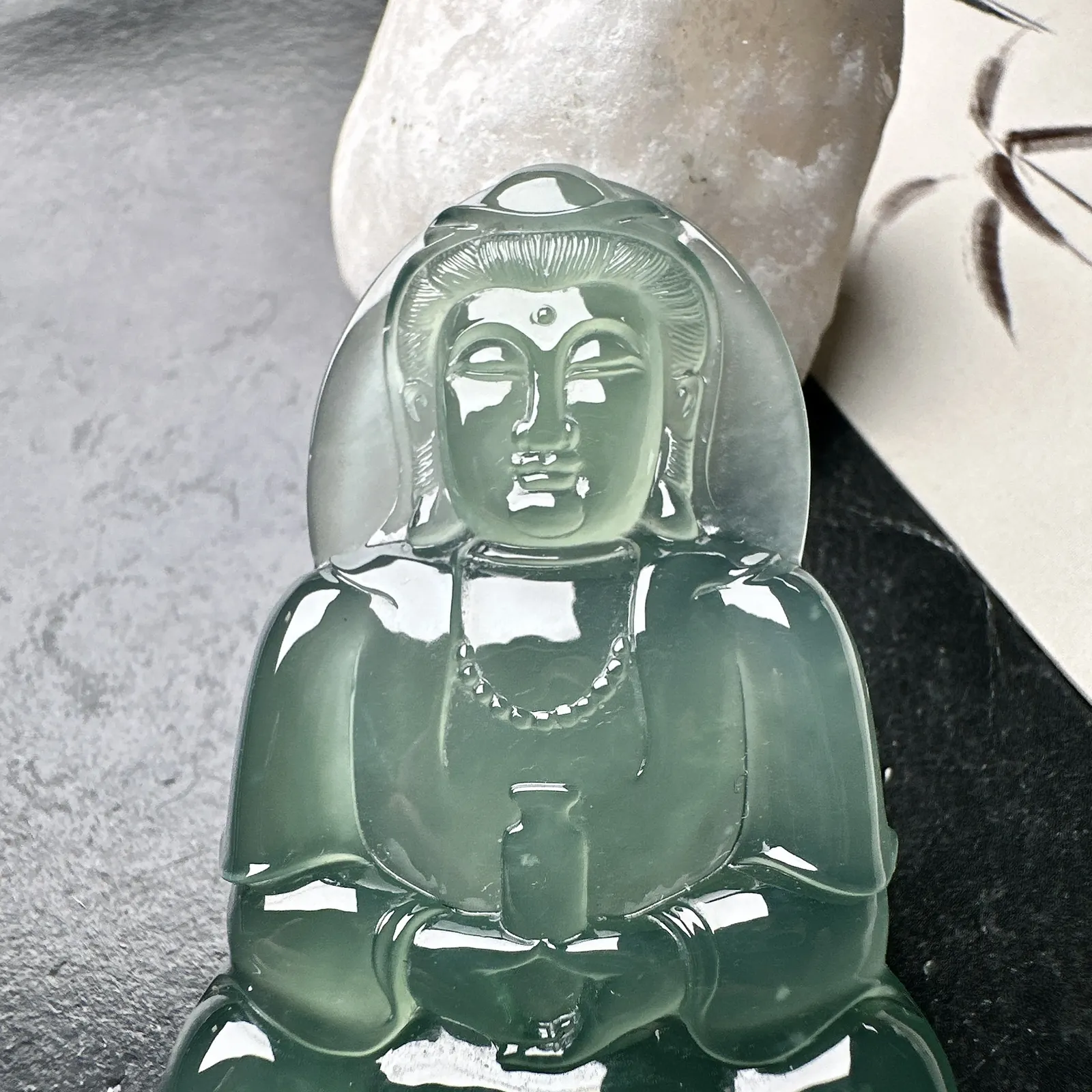 【冰种晴底正装观音】质地细腻，通透度上佳，冰感十足，适合佩戴，收藏品质