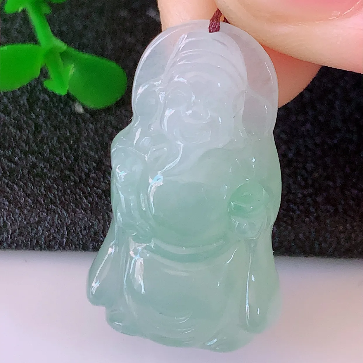 自然光实拍，冰飘绿翡翠招财财神爷吊坠，财神到你家里来，年年月月发大财，形态极为讨喜， 佩戴效果招财迷人#57.16