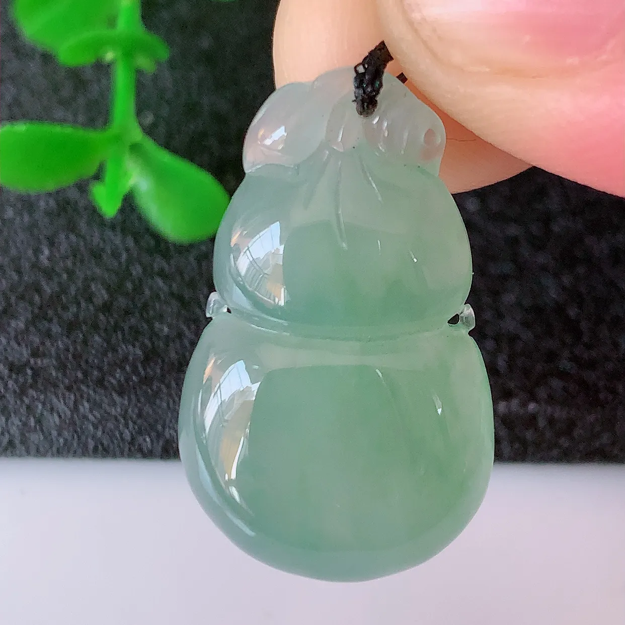 自然光实拍，冰种翡翠葫芦吊坠，葫芦寓意福禄双全，财源滚滚，饱满，清新脱俗，佩戴效果优雅迷人！#57.