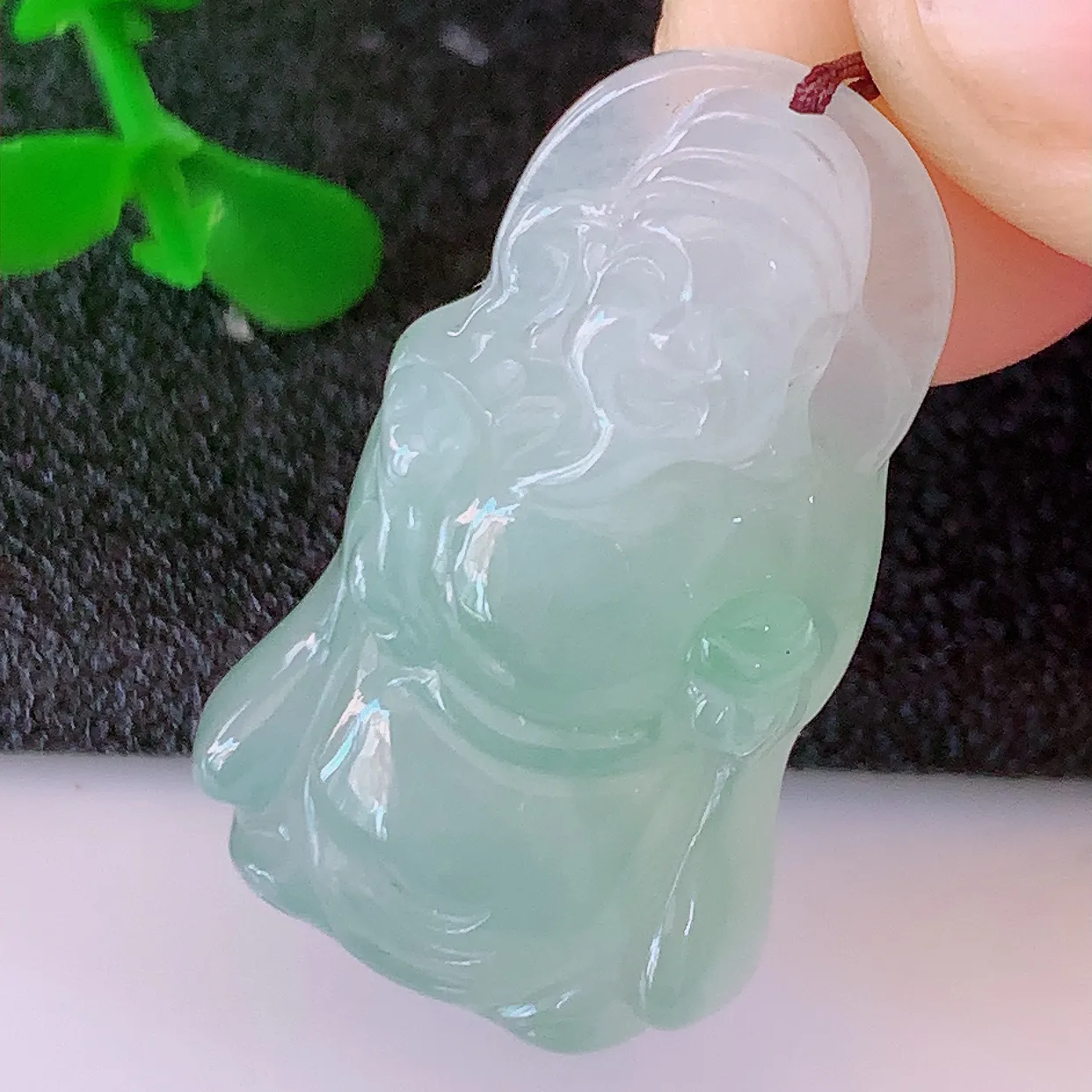 自然光实拍，冰飘绿翡翠招财财神爷吊坠，财神到你家里来，年年月月发大财，形态极为讨喜， 佩戴效果招财迷