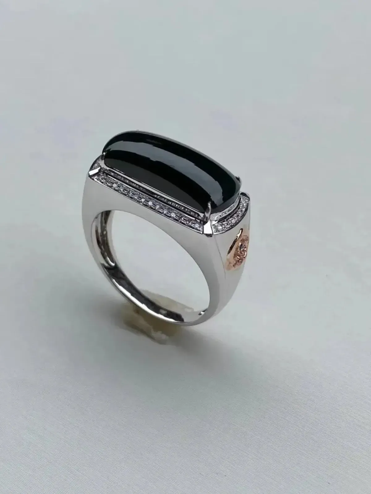 墨翠：【马鞍戒指】18K金+南非钻镶嵌，细腻干净，黑度极黑，性价比高·做工精致，打灯透绿 裸石尺寸：18.2*8.0*