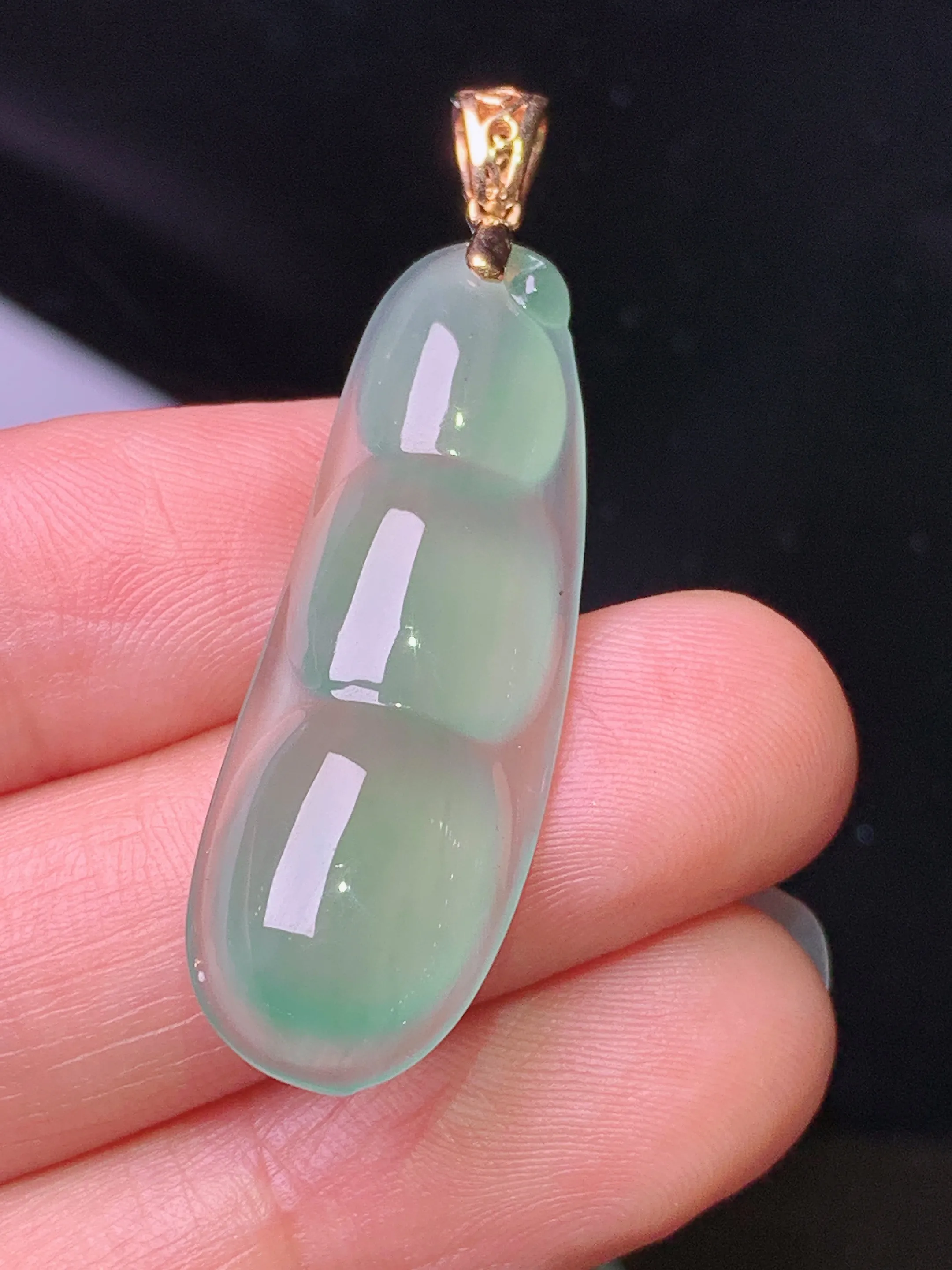 18k金镶嵌冰种四季豆吊坠 玉质细腻 色泽清新艳丽 整体尺寸43.2*12.3*5.2