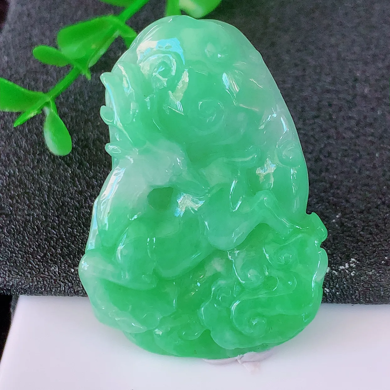 自然光实拍，满绿翡翠梅花鹿吊坠，鹿与神灵般的梅花鹿相结合，有一路高升，吉祥寓意。爱物珍贵，雕工足够雅致脱俗，极具动态美。 佩戴效果优雅迷人！#57.16