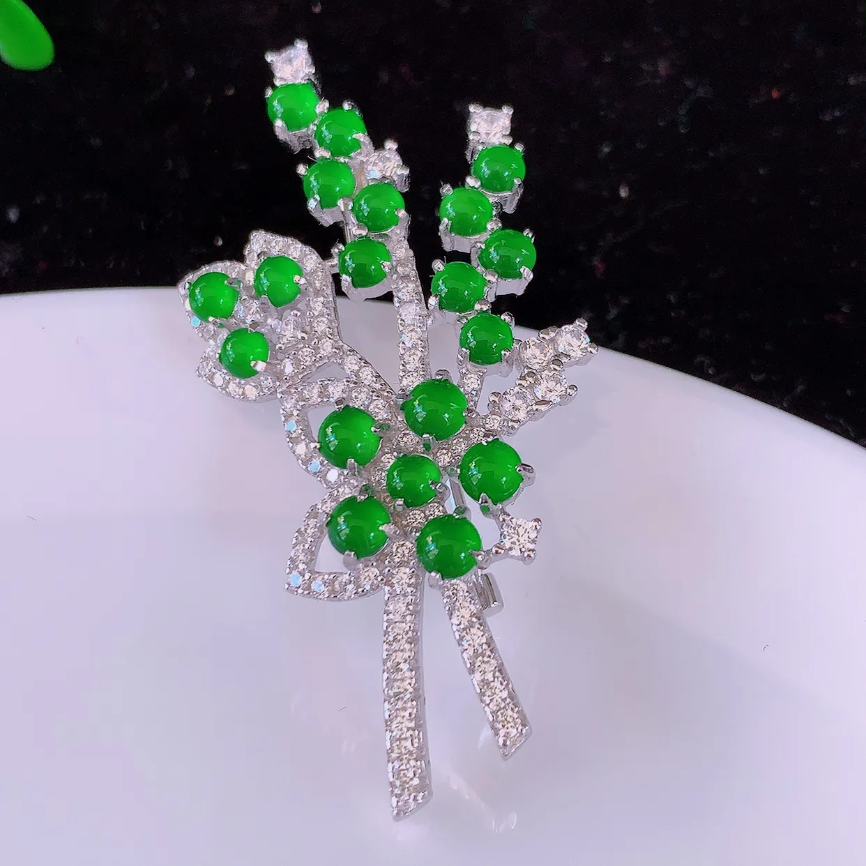 冰透满绿翡翠925银镶嵌胸针，自然光实拍，翠色灵动，颜色漂亮，种老水足，品相佳， 佩戴佳品！#97.16整体45.8*23*9裸石3*3