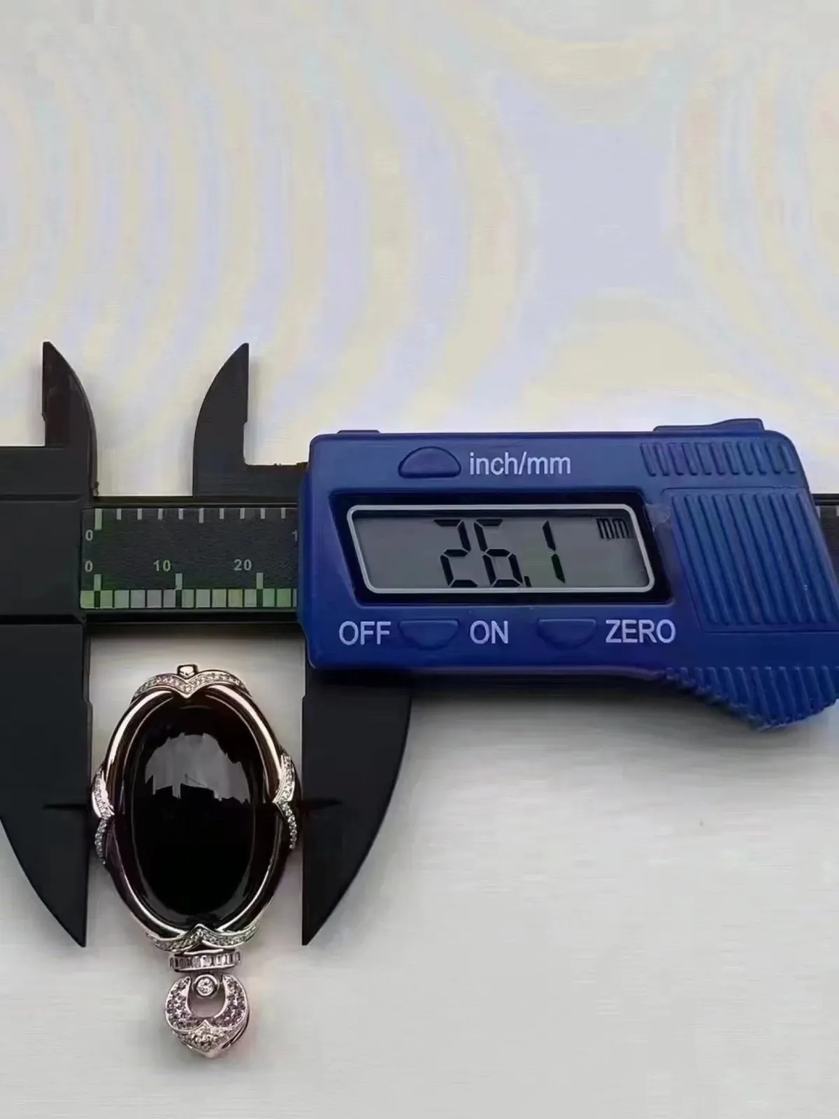 墨翠【鸽子蛋】18K金+南非钻镶嵌，细腻干净，黑度极黑，性价比高，雕工精湛，打灯透绿 裸石尺  30.0*18.8