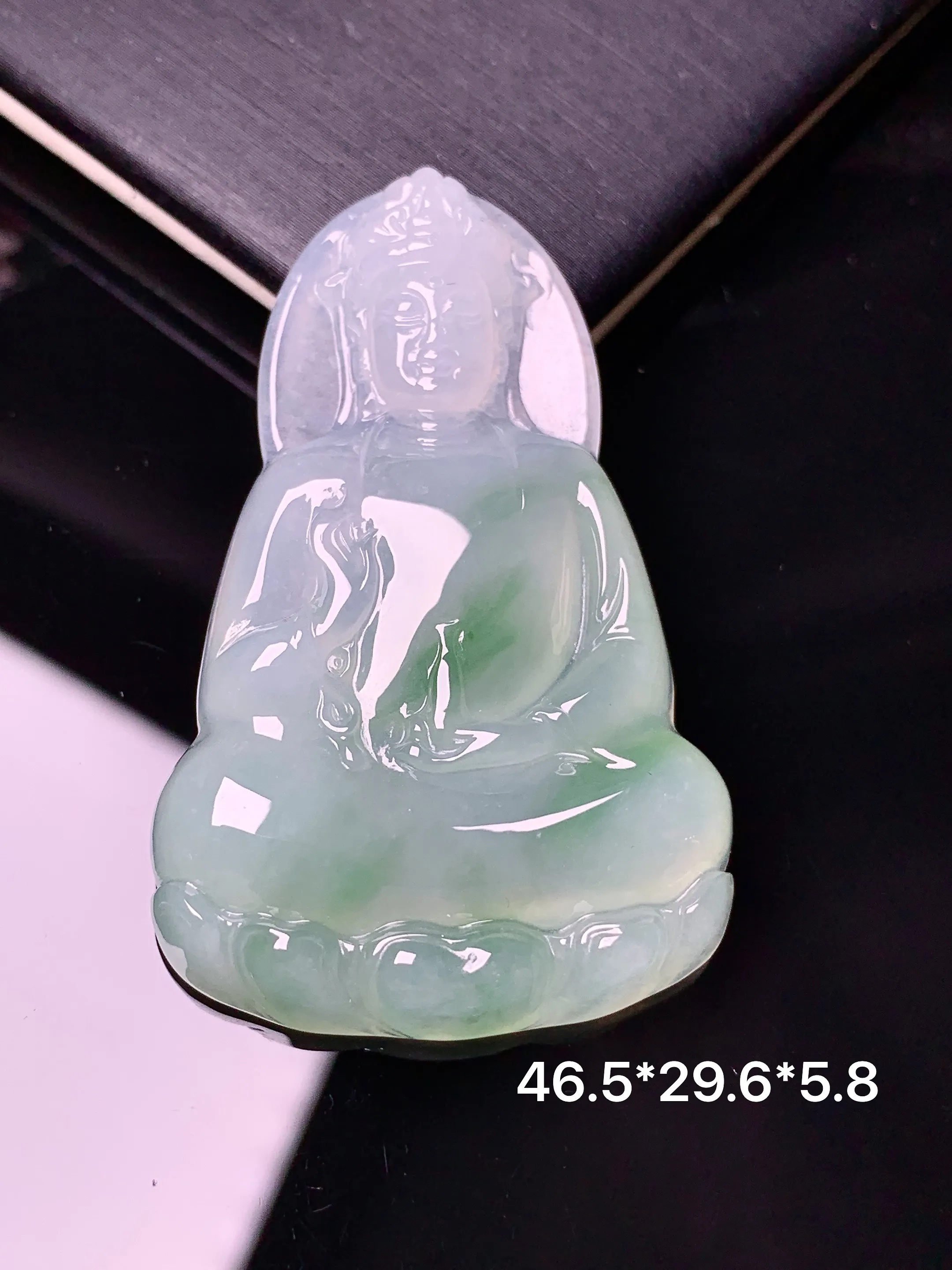 飘绿观音菩萨吊坠 玉质细腻 色泽清新艳丽 整体尺寸46.5*29.6*5.8