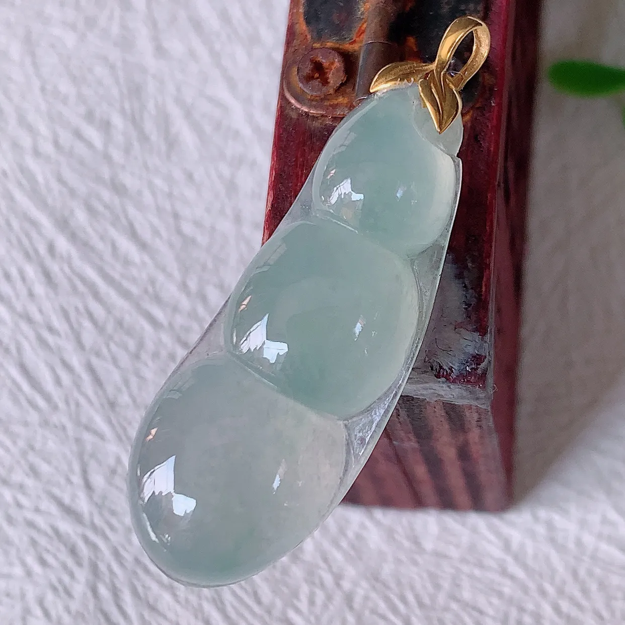 18K金镶嵌冰种翡翠四季豆吊坠，平安豆福豆玉坠，冰润通透，豆粒饱满，寓意：豆蔻年华！#12.18整体36裸石尺寸31.5*12*6.2