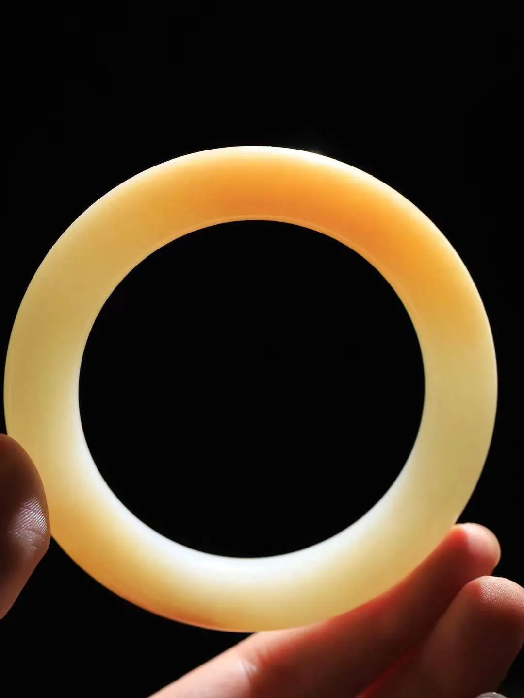 【暖玉生香·手镯】

精品和田玉糖白玉手镯，质地油润细腻，色泽高贵典雅，镯型古朴典雅。在诗情画意的雨巷相遇，你是我腕间的一抹风情，有你眸有深情，清风荡漾湖间静水，我愿俯身低眉，在烟波涟漪处，寻你深情倩影。内径60.8mm尺寸12.8-12mm重87.05克fDL-181271000