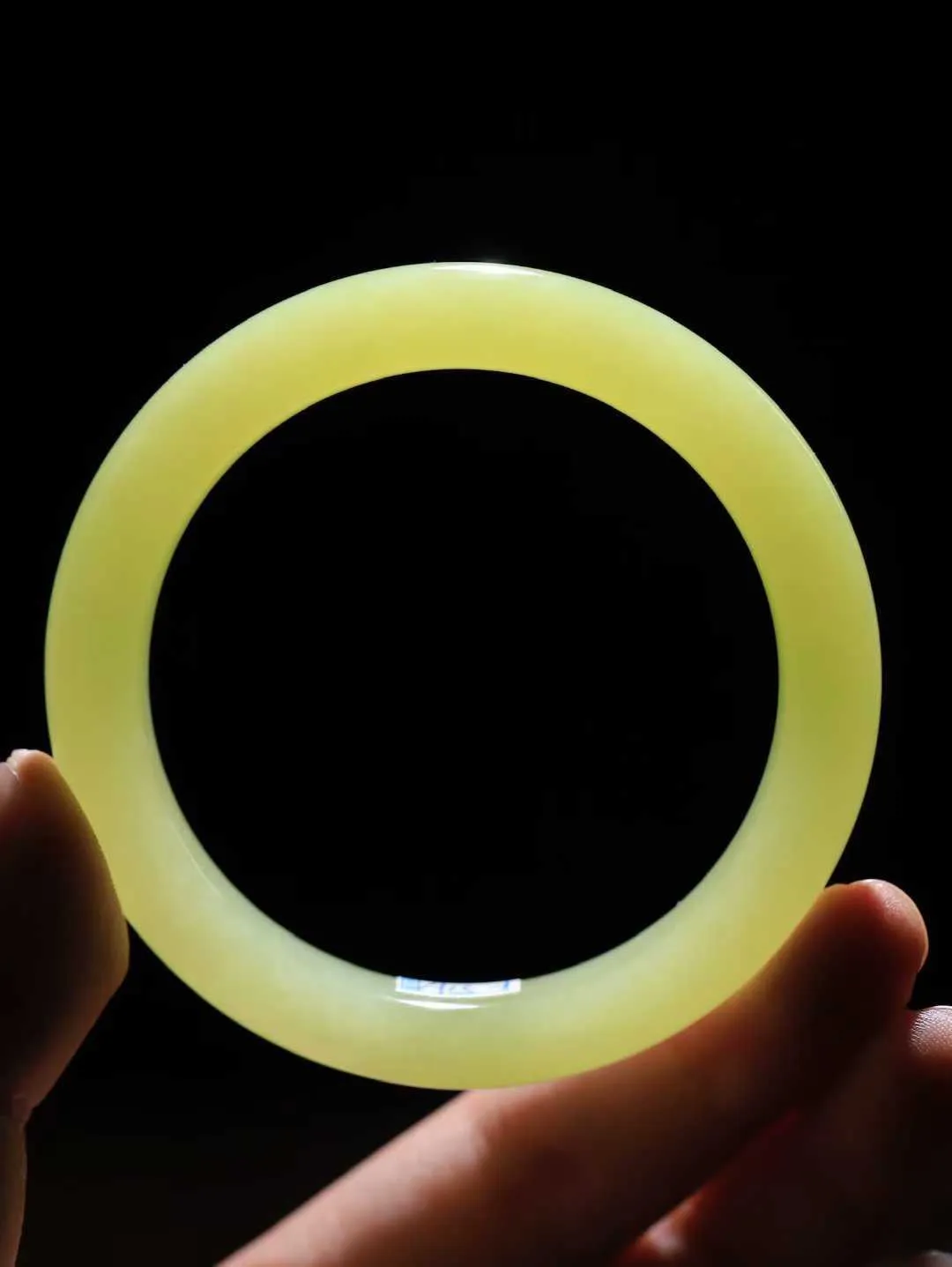 【诗情画意.手镯】

精品和田玉黄口手镯   细腻油脂,手感润滑。意韵飘渺，温雅细腻，工艺精湛，️氤氲诗意的美跃然于手腕之间，给人以出尘的风雅，优美脱俗，气质非凡。重49.6克 内径55.5mm尺寸11.3-9mm  221201900A