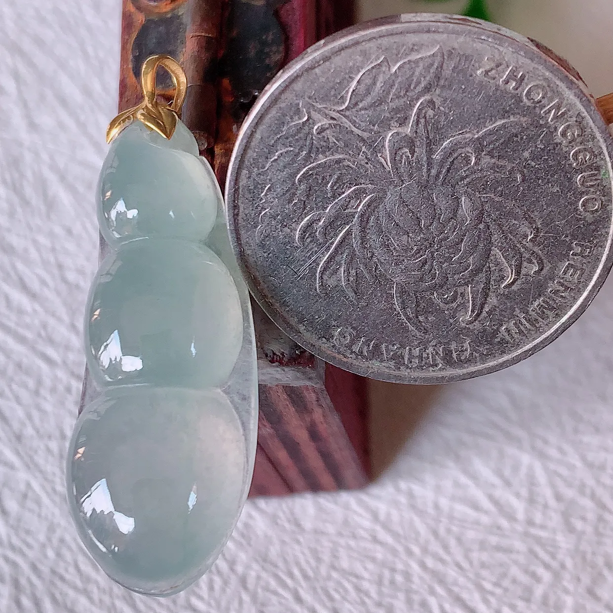 18K金镶嵌冰种翡翠四季豆吊坠，平安豆福豆玉坠，冰润通透，豆粒饱满，寓意：豆蔻年华！#12.18整体36裸石尺寸31.5*12*6.2