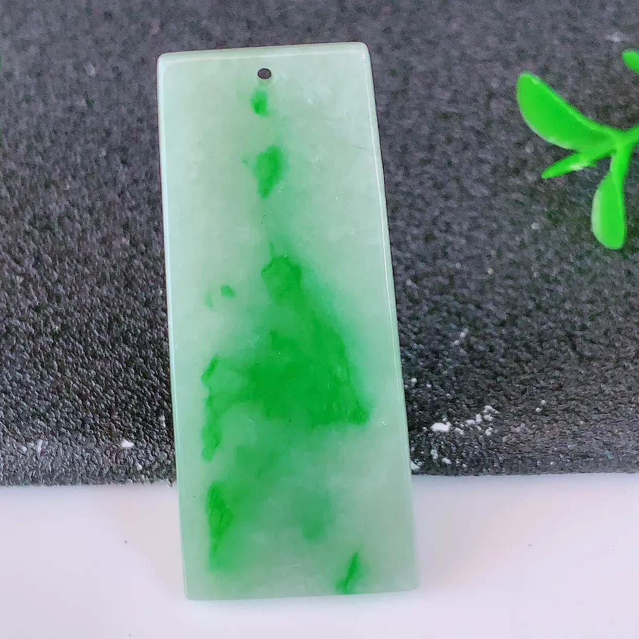 自然光实拍，冰润飘绿翡翠无事牌吊坠，种老水足，雕工精湛 ，寓意美好， 佩戴时尚出众！#87.16