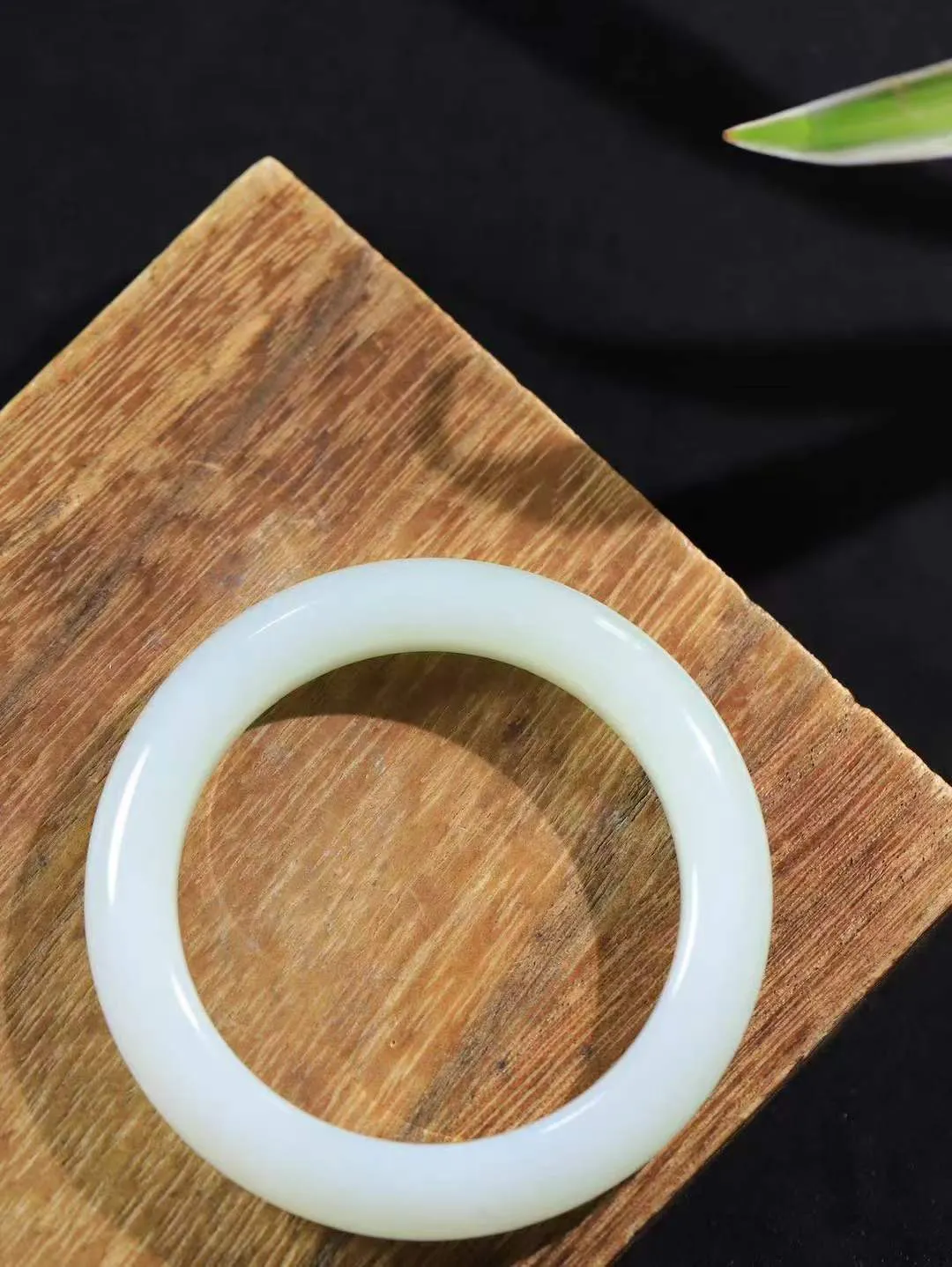 【暖玉生香·手镯】

精品和田玉糖白玉手镯，质地油润细腻，色泽高贵典雅，镯型古朴典雅。在诗情画意的雨巷相遇，你是我腕间的一抹风情，有你眸有深情，清风荡漾湖间静水，我愿俯身低眉，在烟波涟漪处，寻你深情倩影。内径50.5mm尺寸13.7-10.8mm重69.8克  691201058A