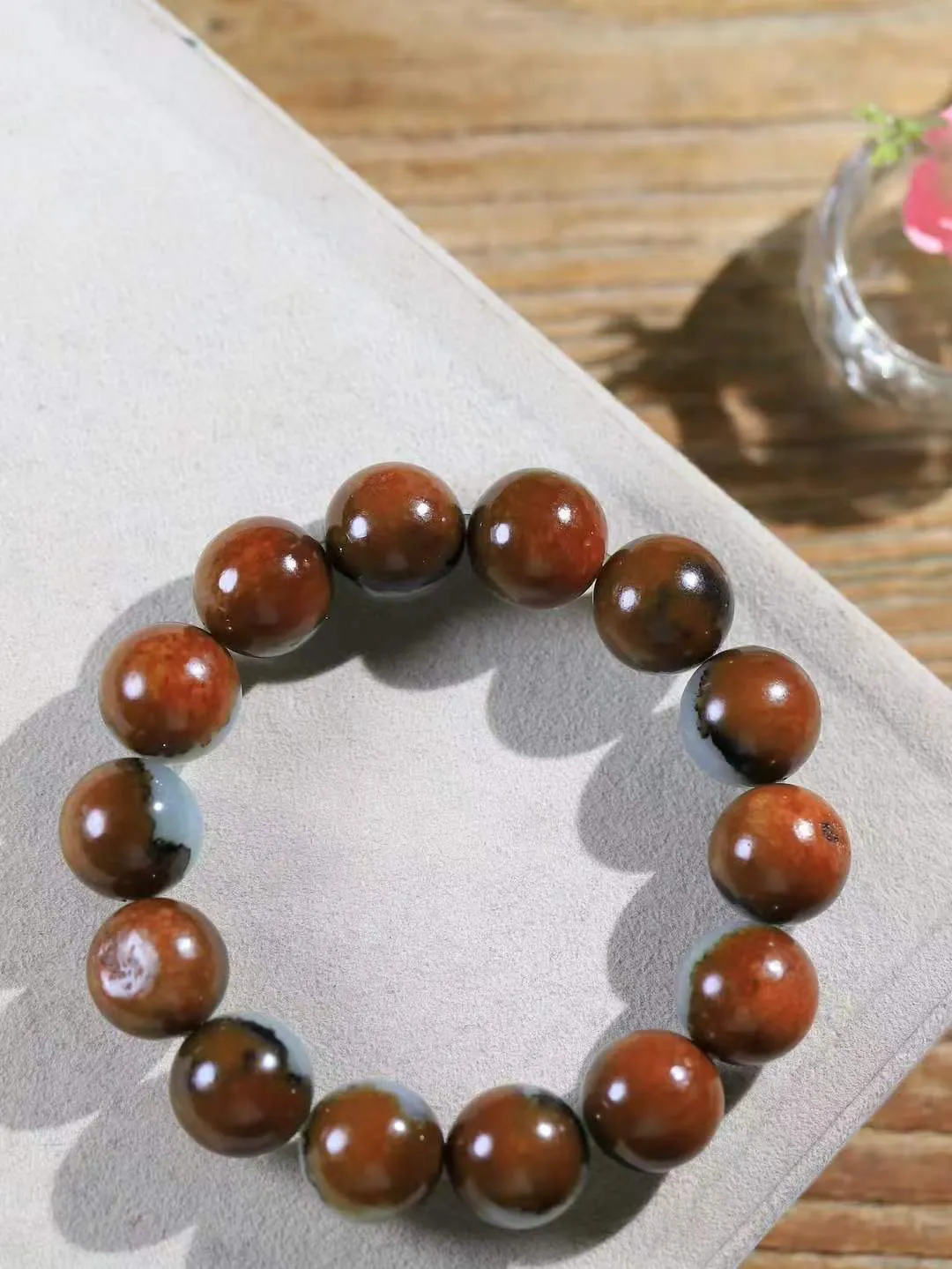 【珠圆玉润.手串】

精品️和田玉三色珠圆玉润手串 玉质温润细腻  整串打磨圆润，佩戴舒适。珠珠落玉盘，间关莺语花底滑，一生美好时光，无论身在何处，都有它相伴相守。事事顺遂，幸福美满，吉祥如意。重86.58克 尺寸取一16mm  FDL-791202068