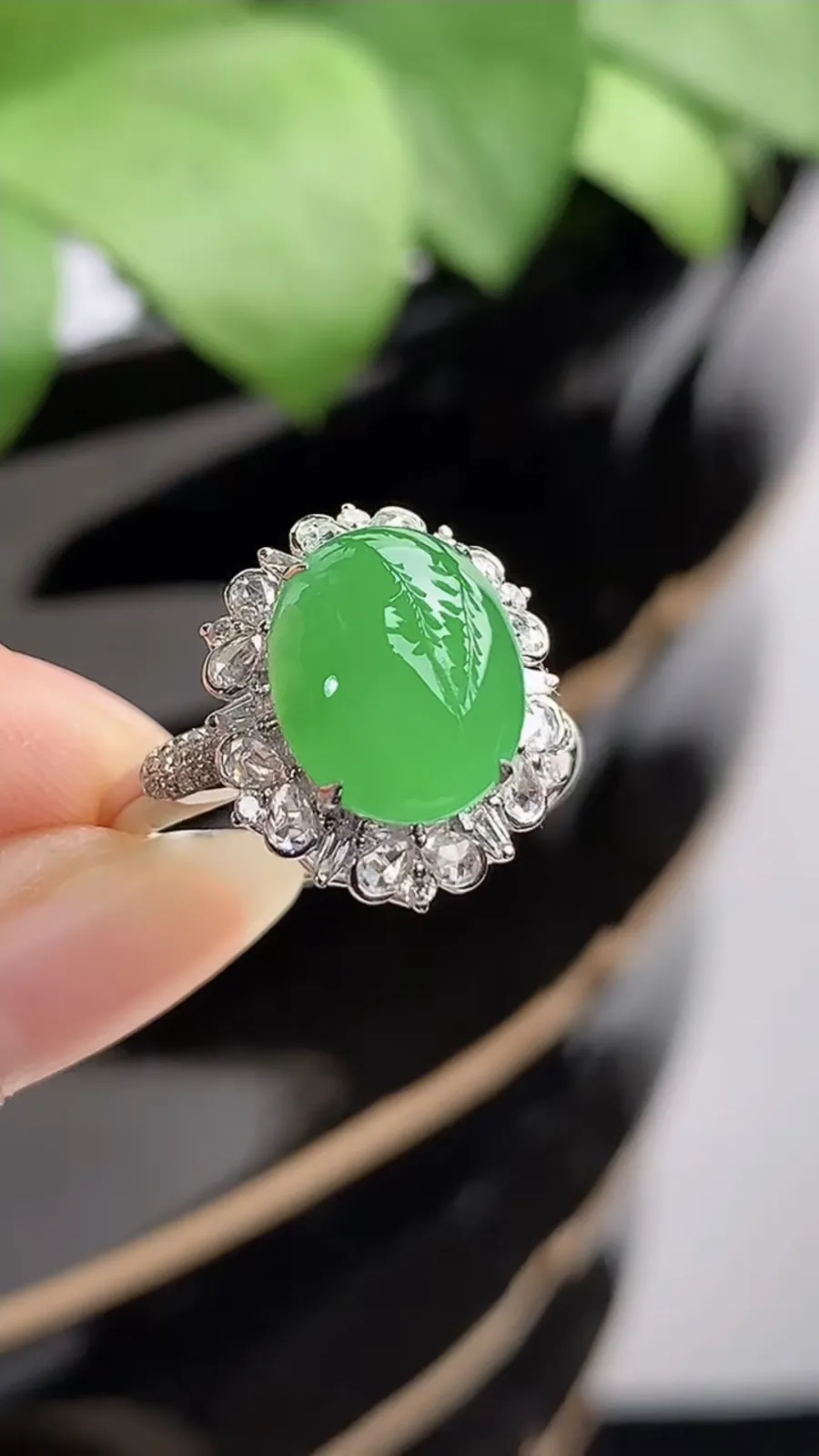a货翡翠冰种18K金伴钻镶嵌阳绿蛋面戒指 圈口17.8裸石尺寸11.2×9mm 重量3.92g 1217