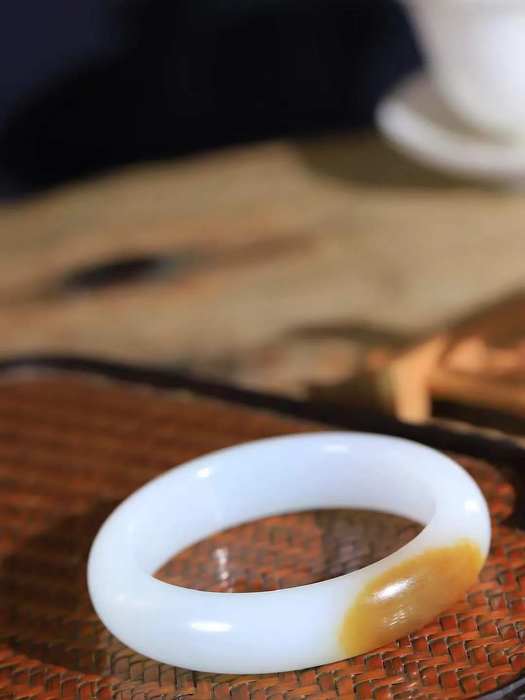 【婉约佳人.手镯】

收藏级臻品️和田玉糖白玉手镯 玉质温润细腻 油性十足 手感舒适，高华雅逸，线