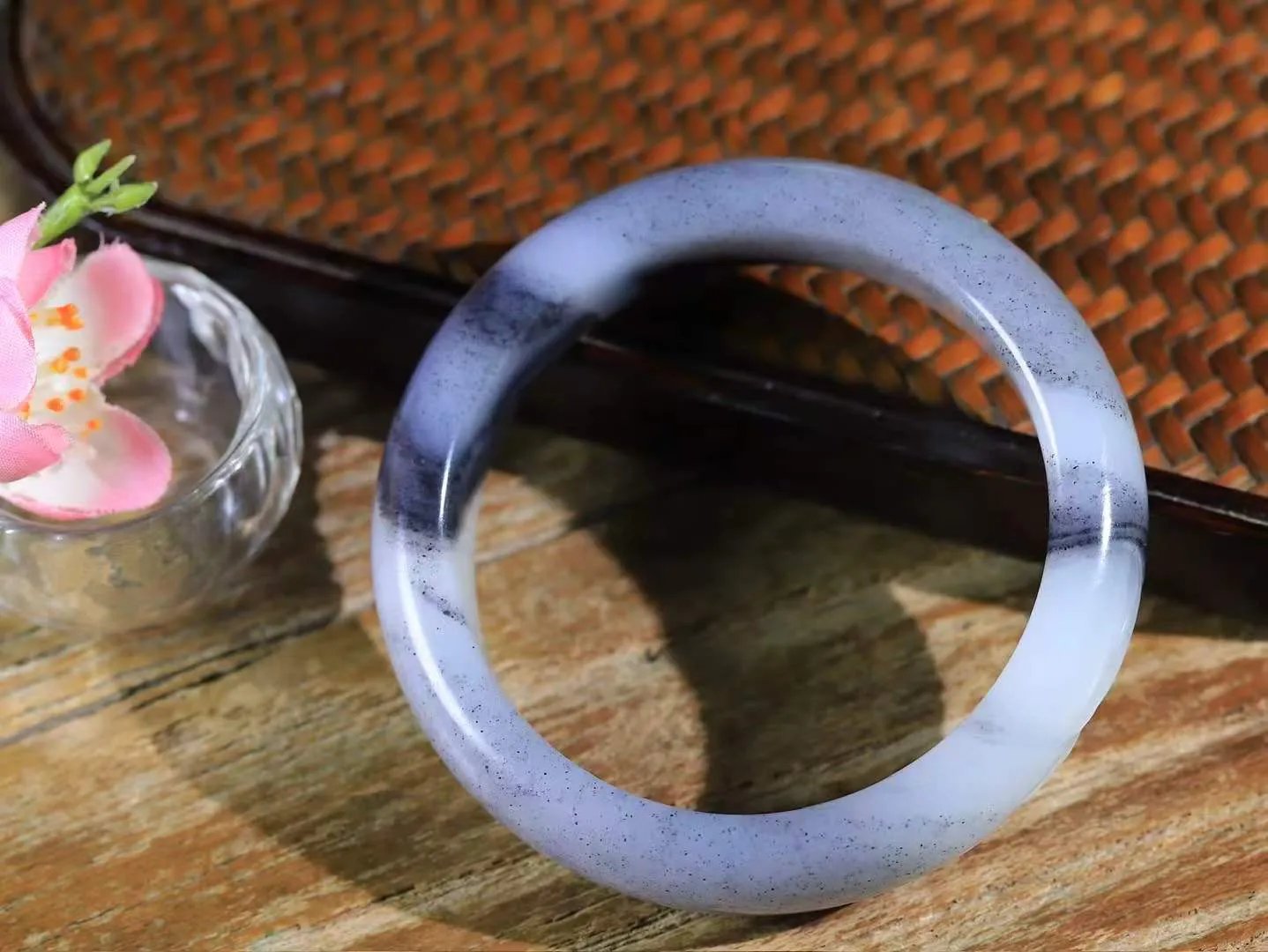 （蕙质兰心.手镯）

收藏传家级臻品新疆和田青花籽料兰花手镯 质地莹润细腻 色泽油润 干净水灵～兰花，不以惊艳娆人，不以花香诱人，只以朴实的姿态，在平淡中给生活添加了无数的温馨
重66克   尺寸56-15.2-9.1mm    fDA-361232084