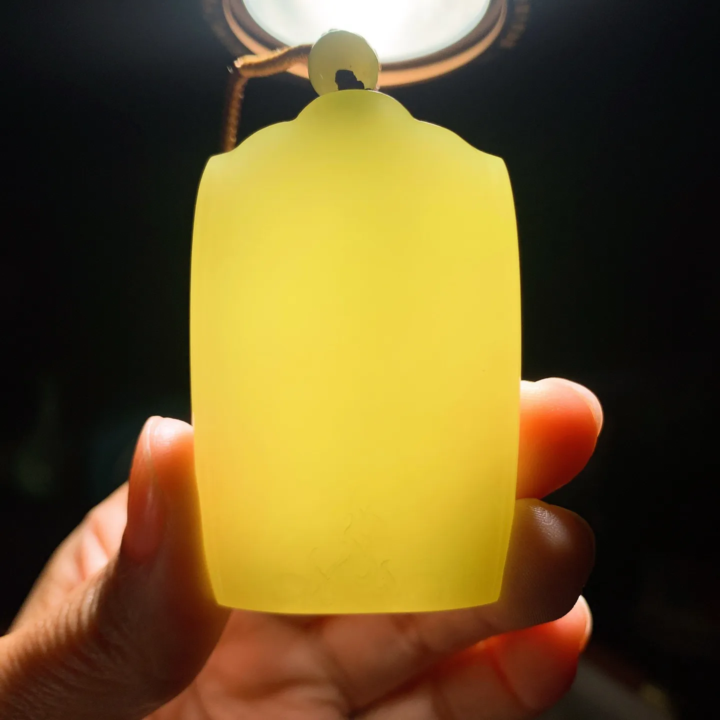 新疆和田玉若羌黄口料平安无事牌挂件。尺寸58/36/10重56克。玉质细腻油润。手推出油。品相大气。lt251220