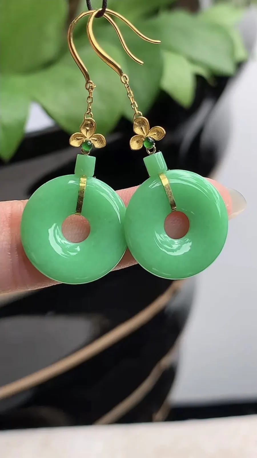 a货翡翠冰种18K金镶嵌满绿平安环耳坠 尺寸16×2.5mm 重量3.30g 1216