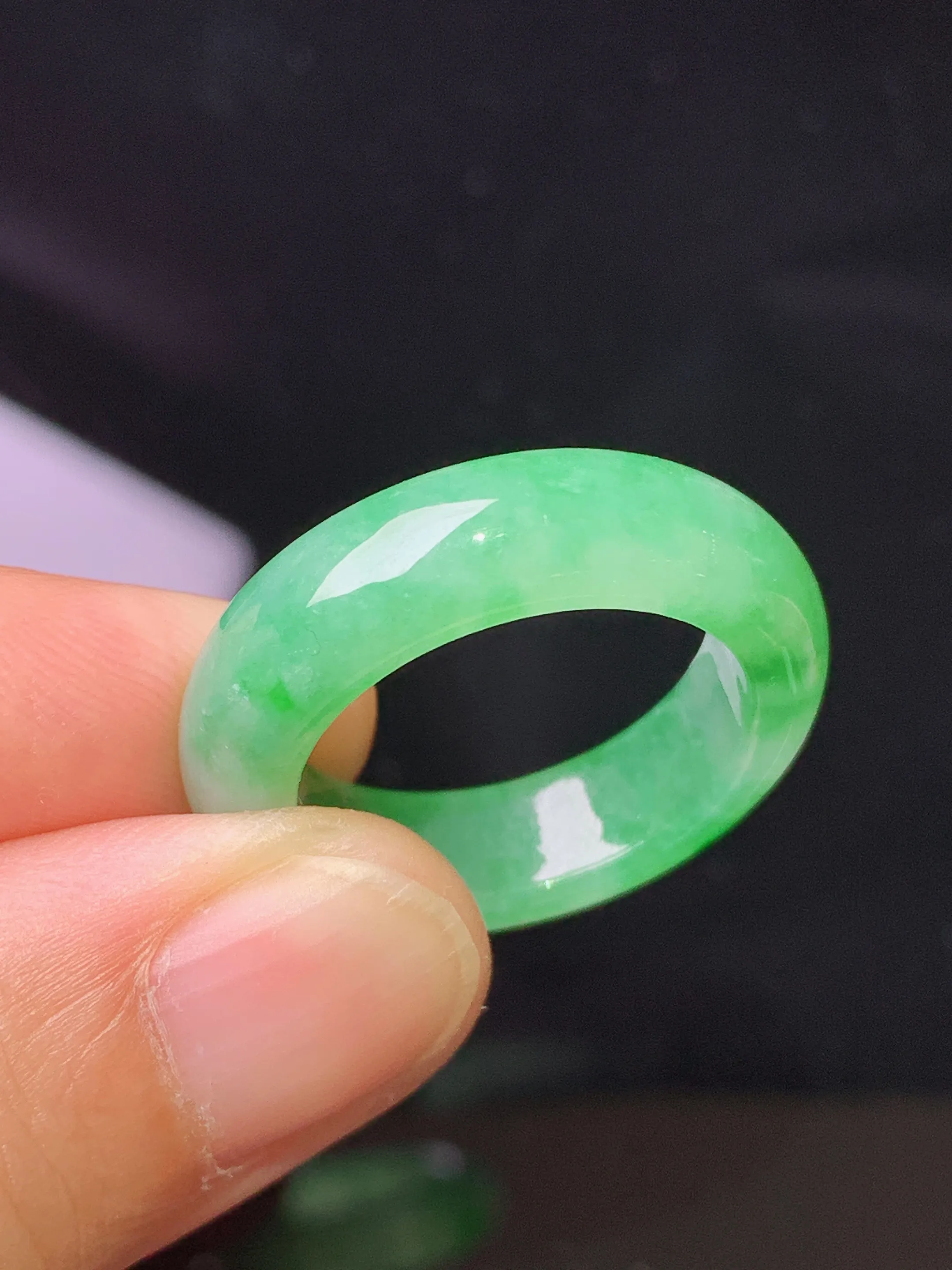翠绿指环  玉质细腻 色泽清新艳丽 圈口15.5 整体尺寸25.3*6*4