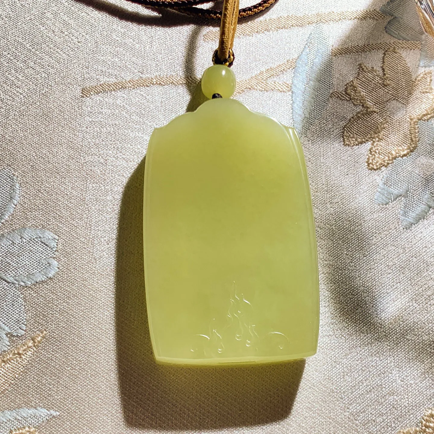 新疆和田玉若羌黄口料平安无事牌挂件。尺寸58/36/10重56克。玉质细腻油润。手推出油。品相大气。lt251220