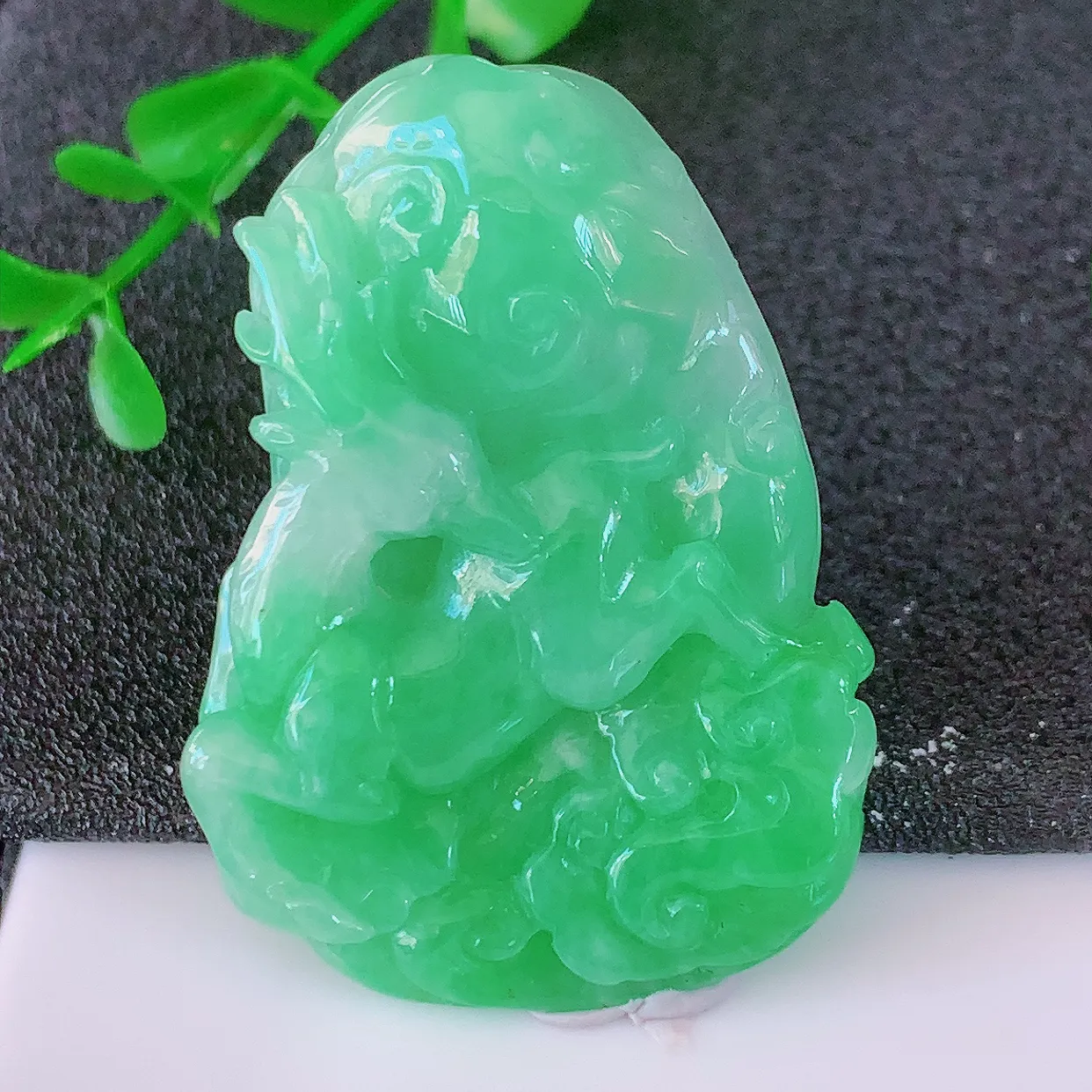 自然光实拍，满绿翡翠梅花鹿吊坠，鹿与神灵般的梅花鹿相结合，有一路高升，吉祥寓意。爱物珍贵，雕工足够雅致脱俗，极具动态美。 佩戴效果优雅迷人！#57.16