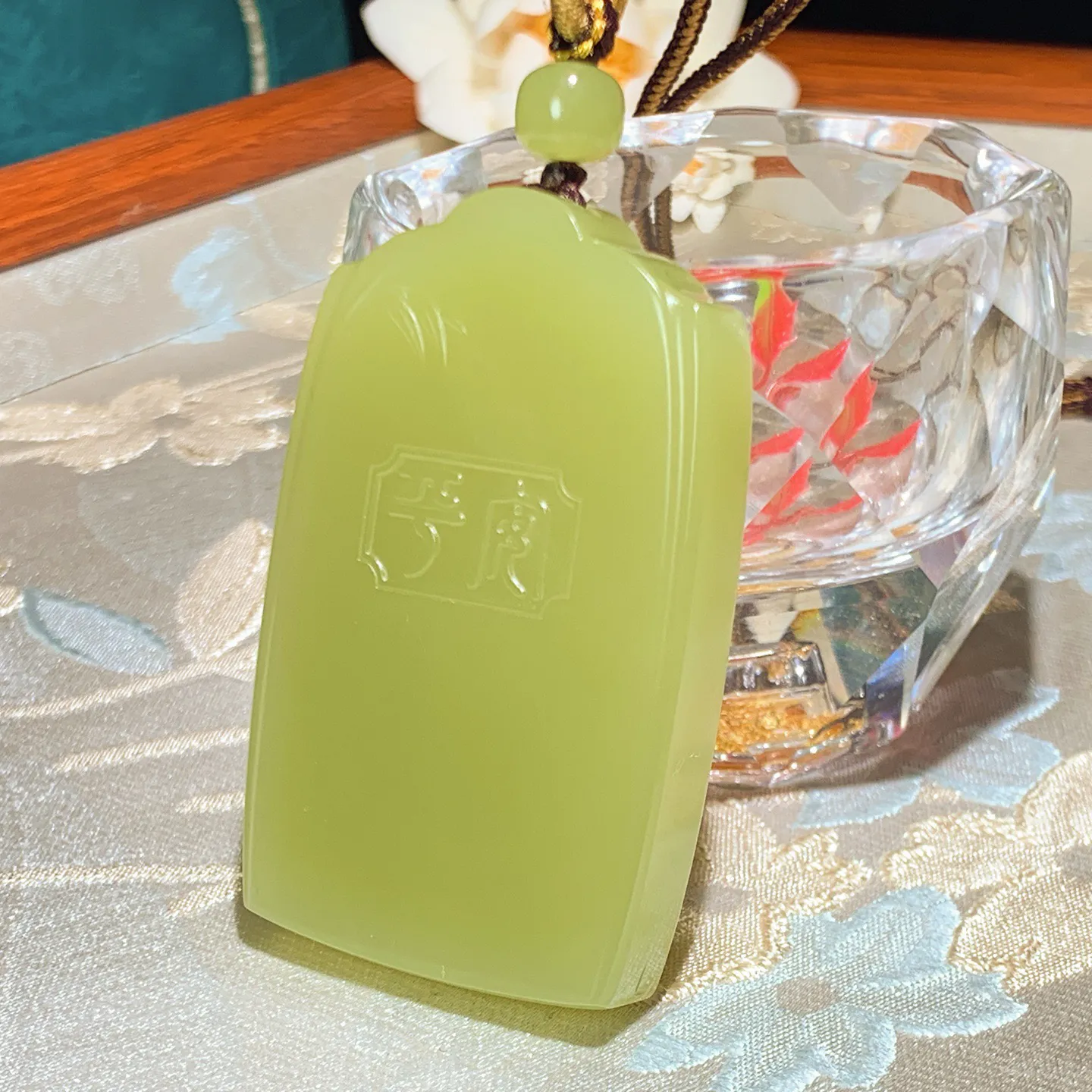 新疆和田玉若羌黄口料平安无事牌挂件。尺寸58/36/10重56克。玉质细腻油润。手推出油。品相大气。lt251220