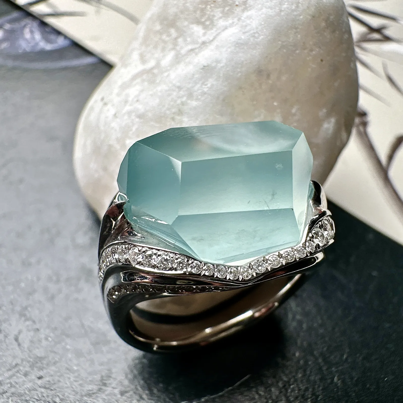 【冰种天空蓝随形戒指】质地非常细腻干净，冰润十足，种老冰透，收藏品质。18k金钻镶嵌，裸石尺寸18*11.29.3毫米